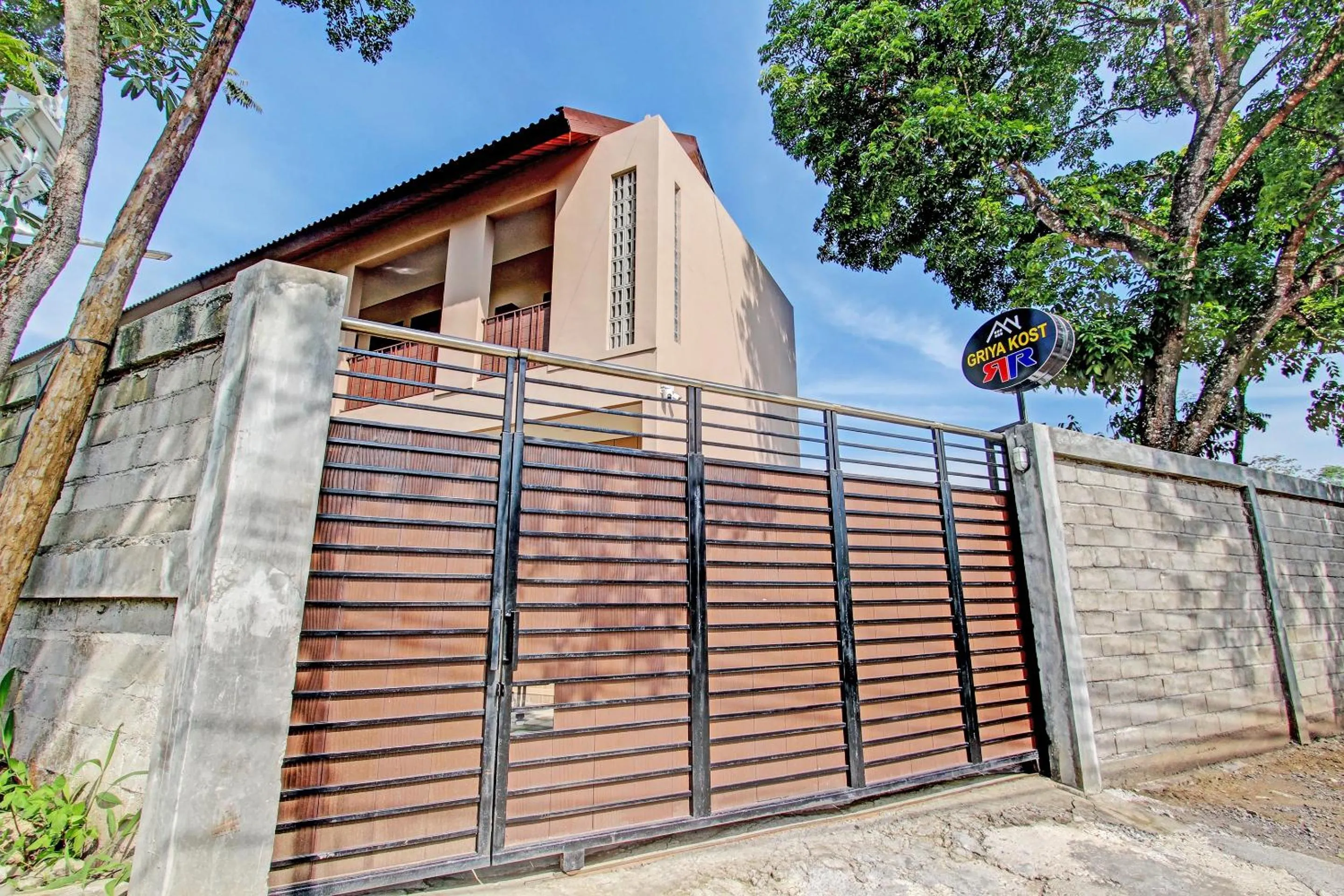 Facade/entrance in OYO Life 93497 Griya Kost Rr