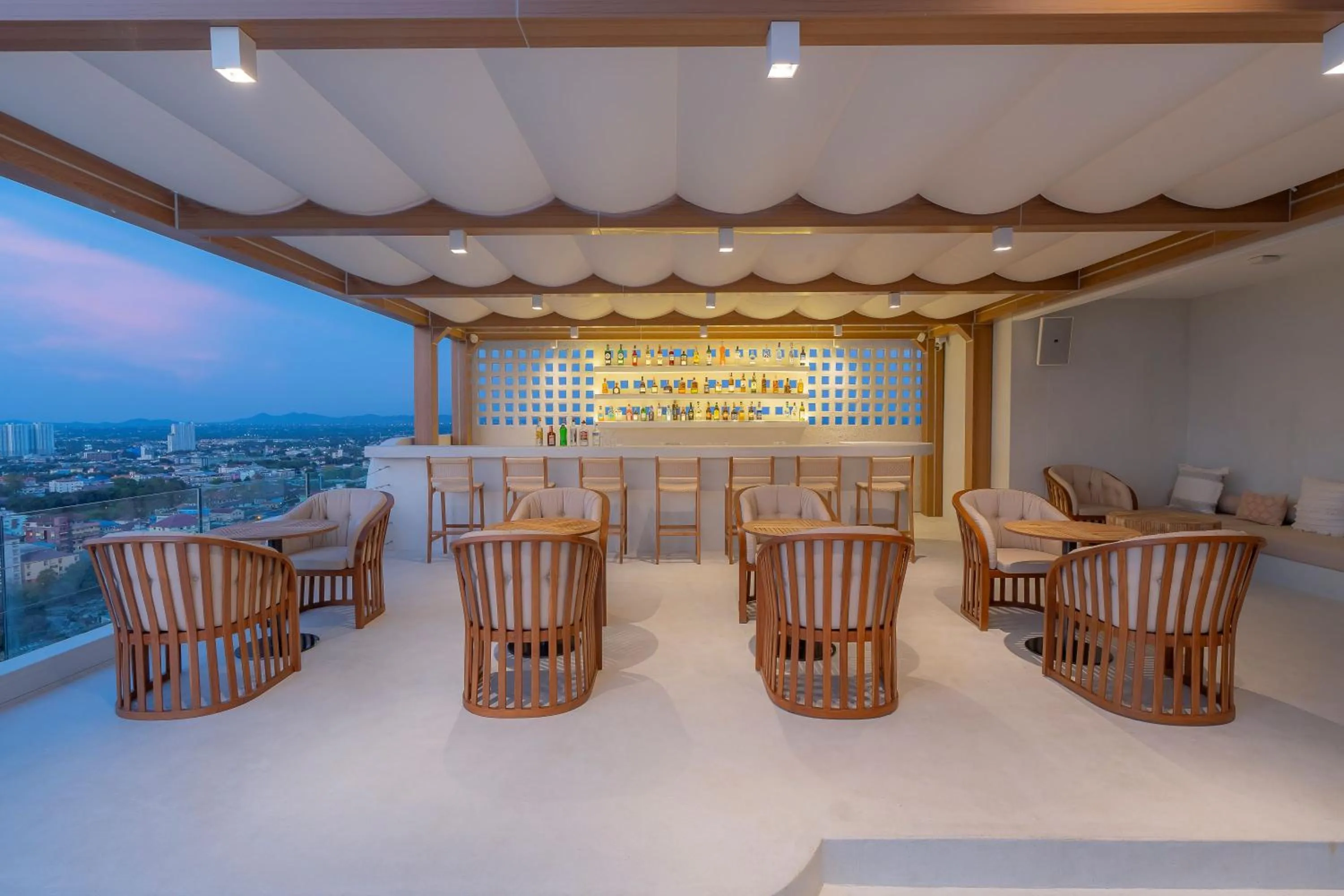 Lounge or bar in Akara Hotel Pattaya