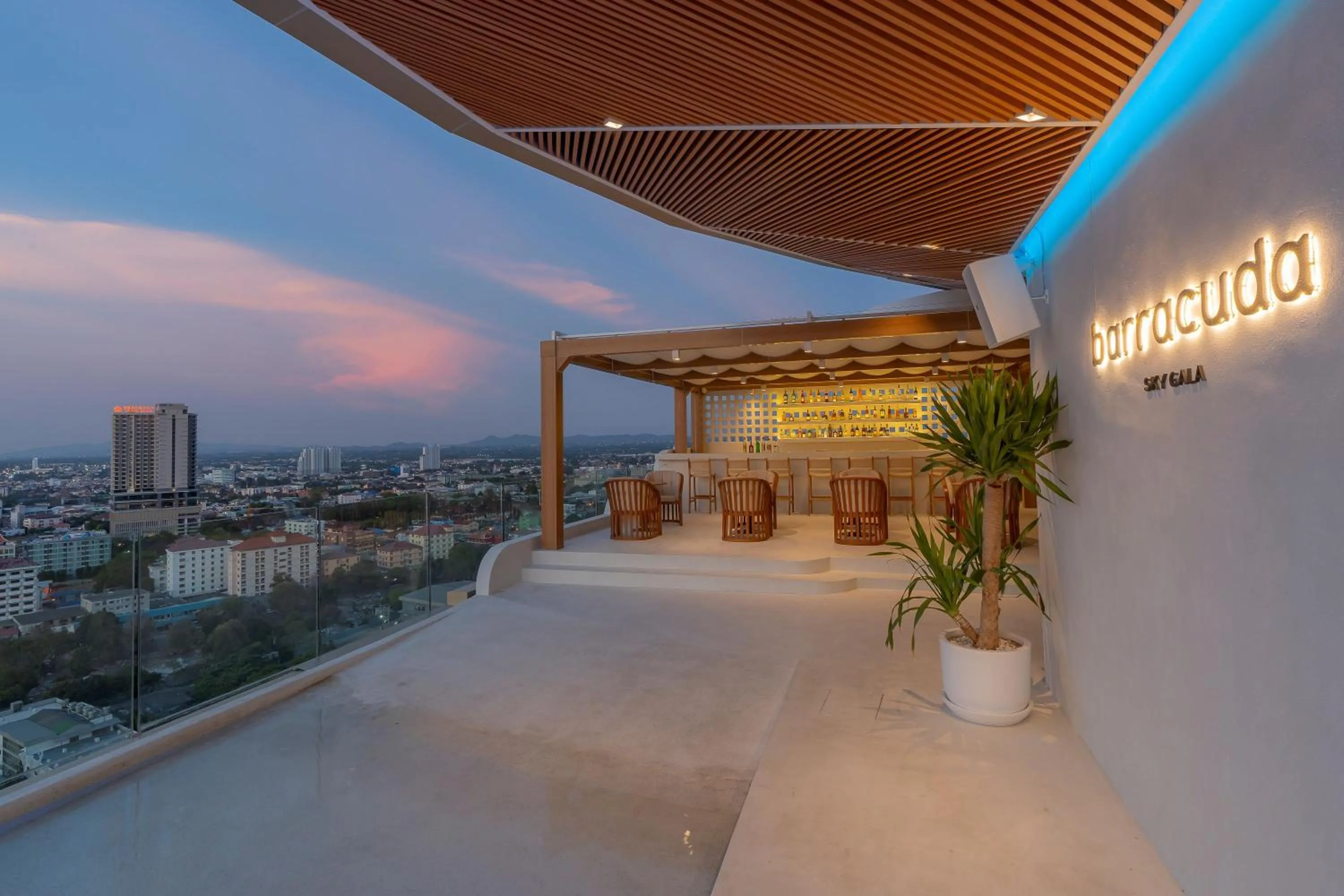 Lounge or bar in Akara Hotel Pattaya