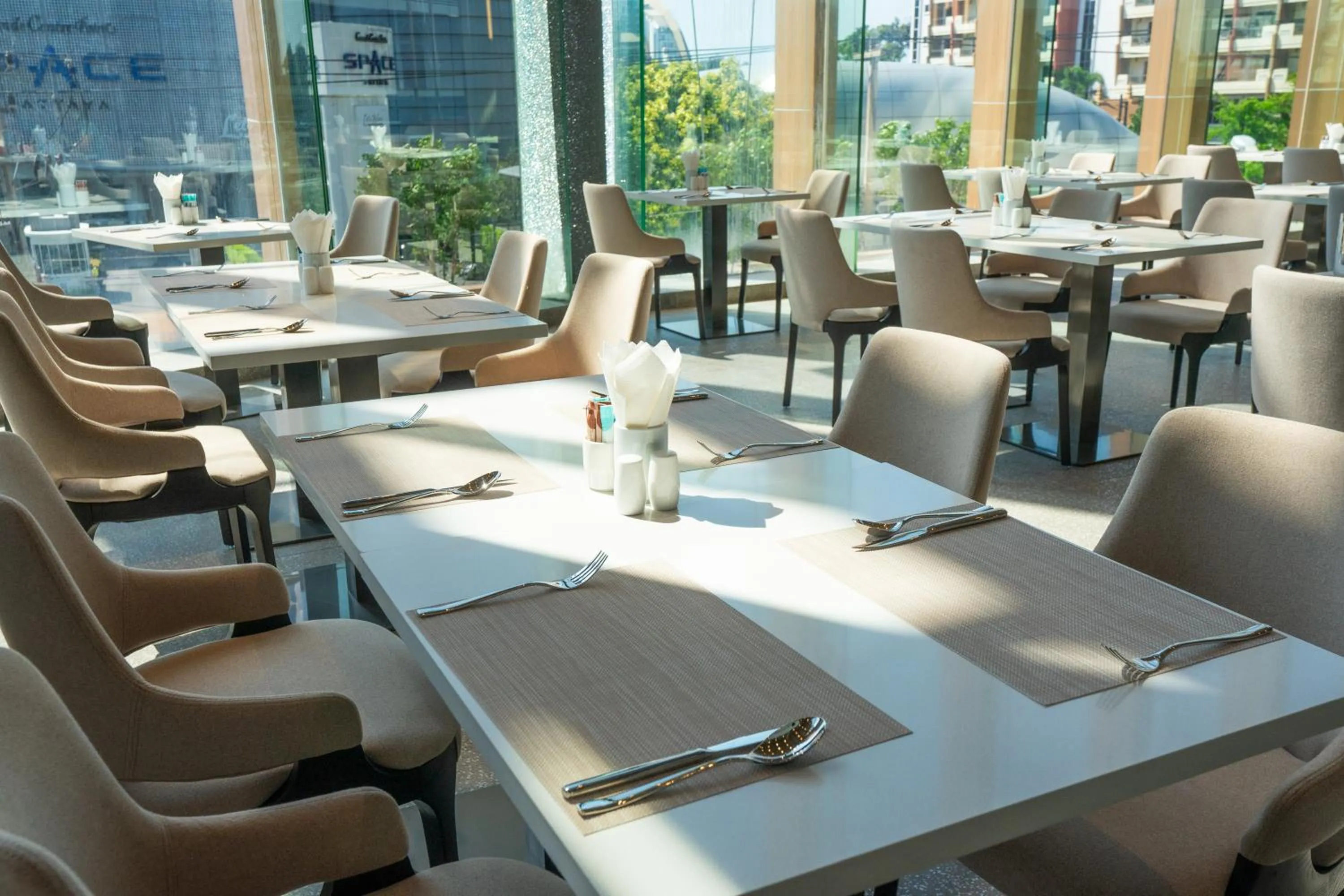 Restaurant/places to eat in Akara Hotel Pattaya