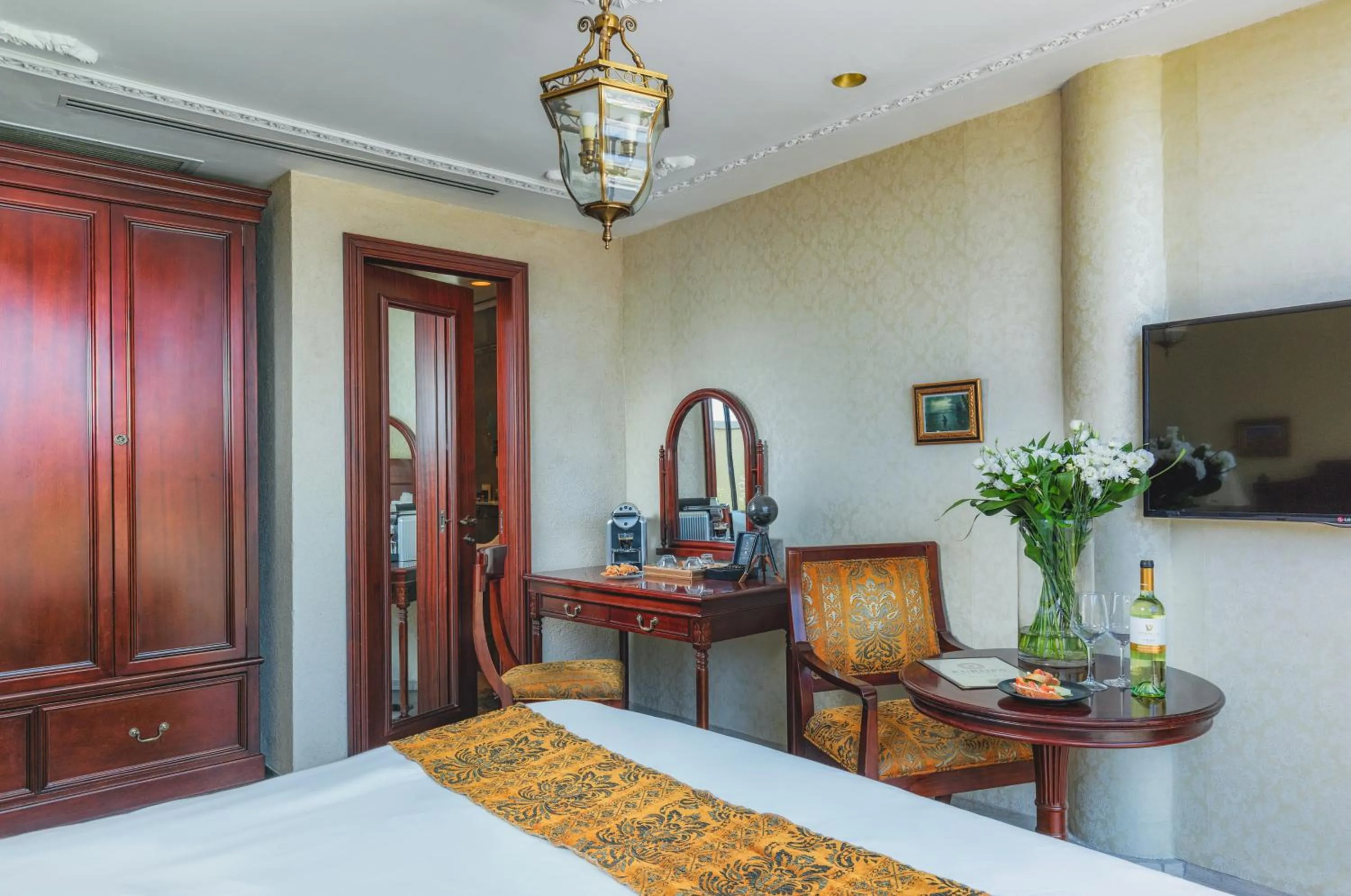 Bedroom, Bed in Europa 1917