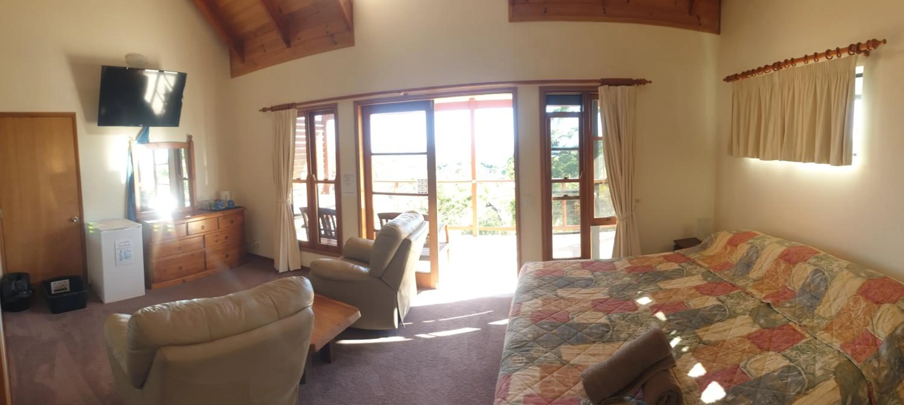 Bed in Escape 1770 Motel - No Kids - NO SMOKING - No Partying