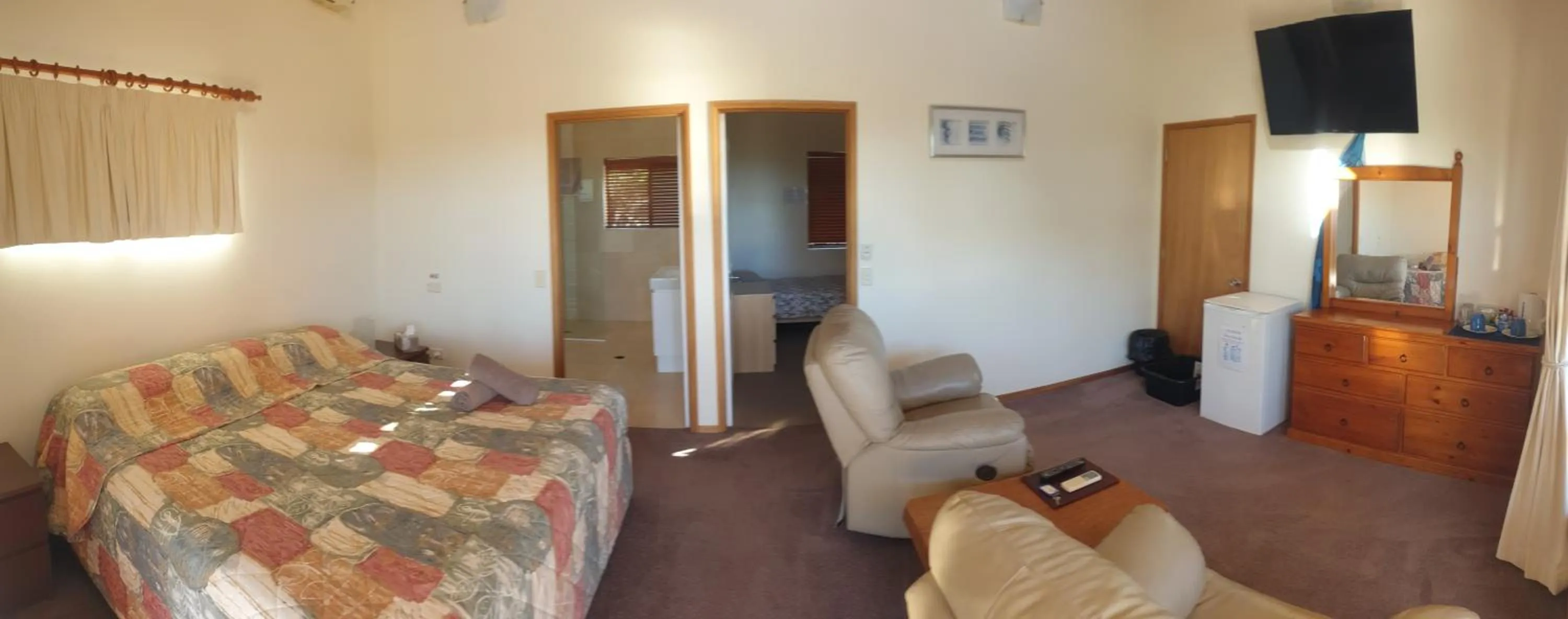 Bed in Escape 1770 Motel - No Kids - NO SMOKING - No Partying