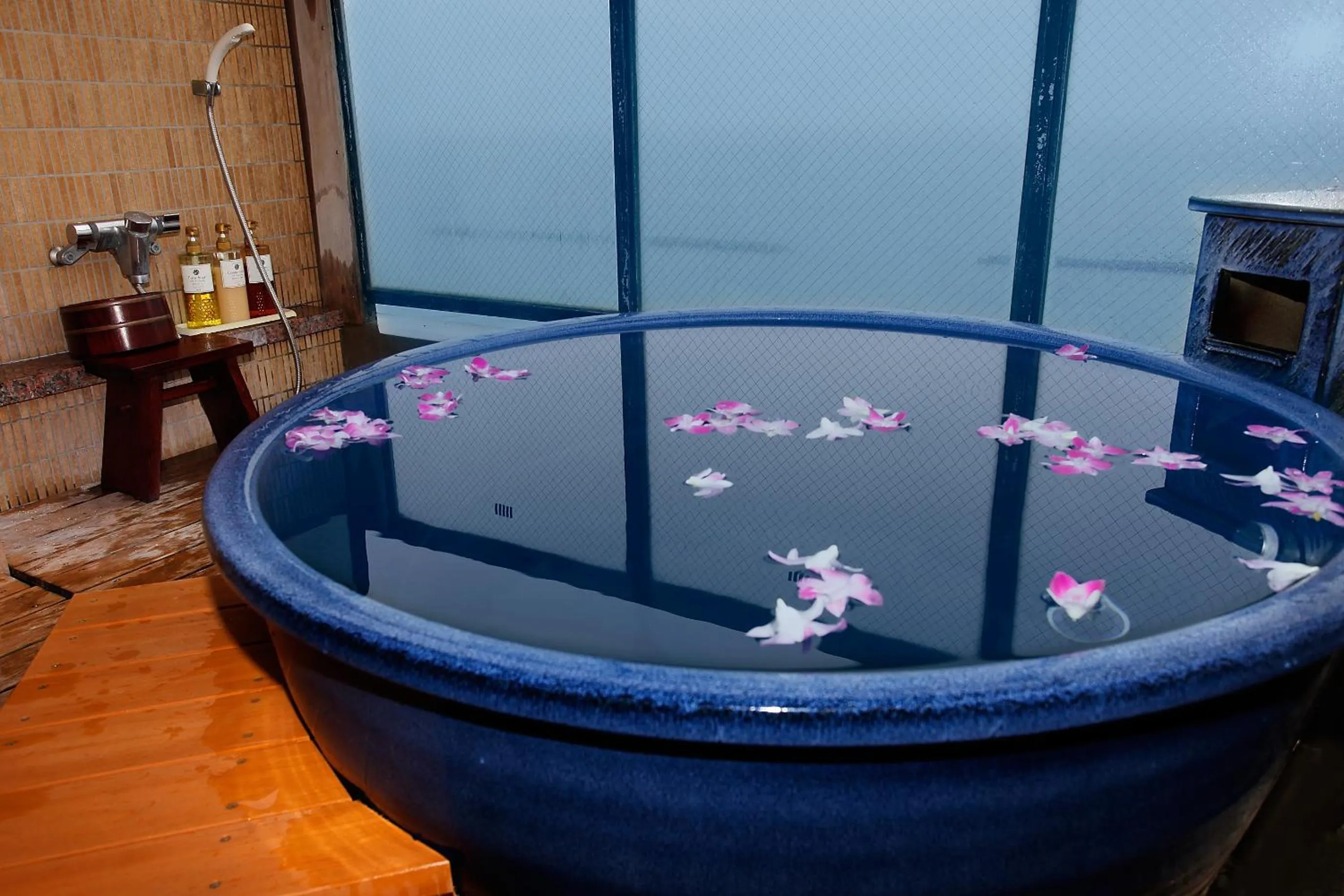 Photo of the whole room in Genjiko