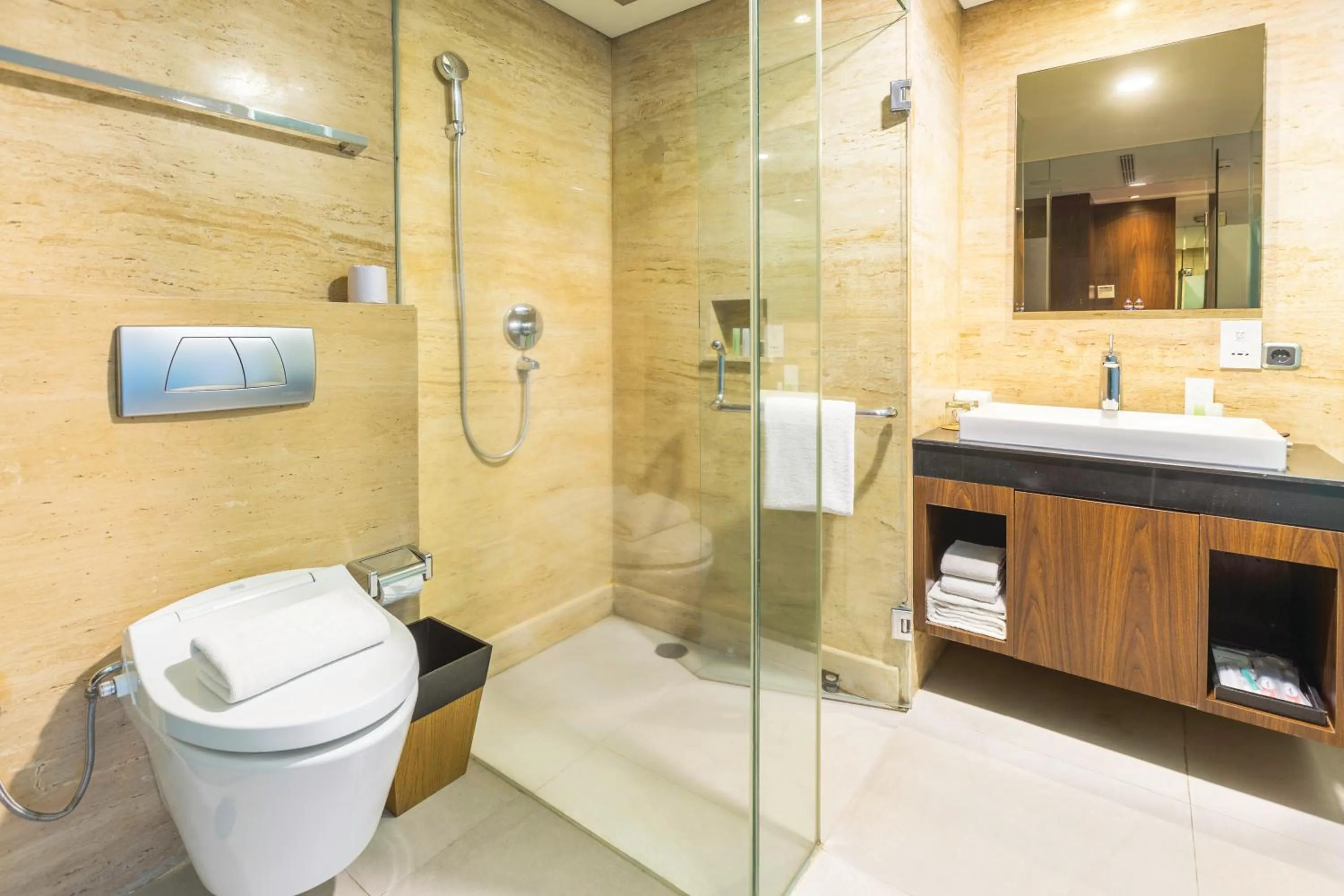 Bathroom in de Vins Sky Hotel Seminyak