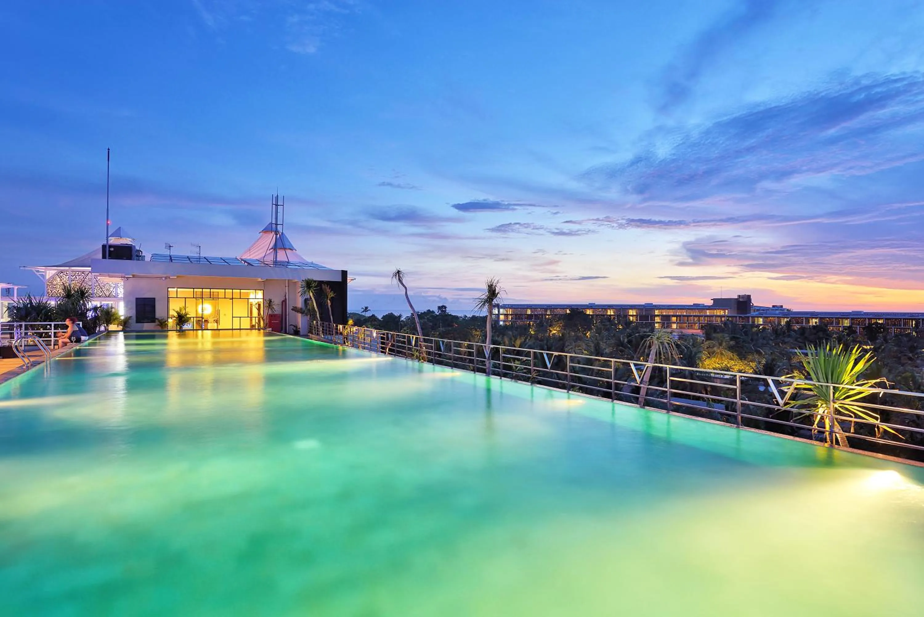 Swimming pool in de Vins Sky Hotel Seminyak