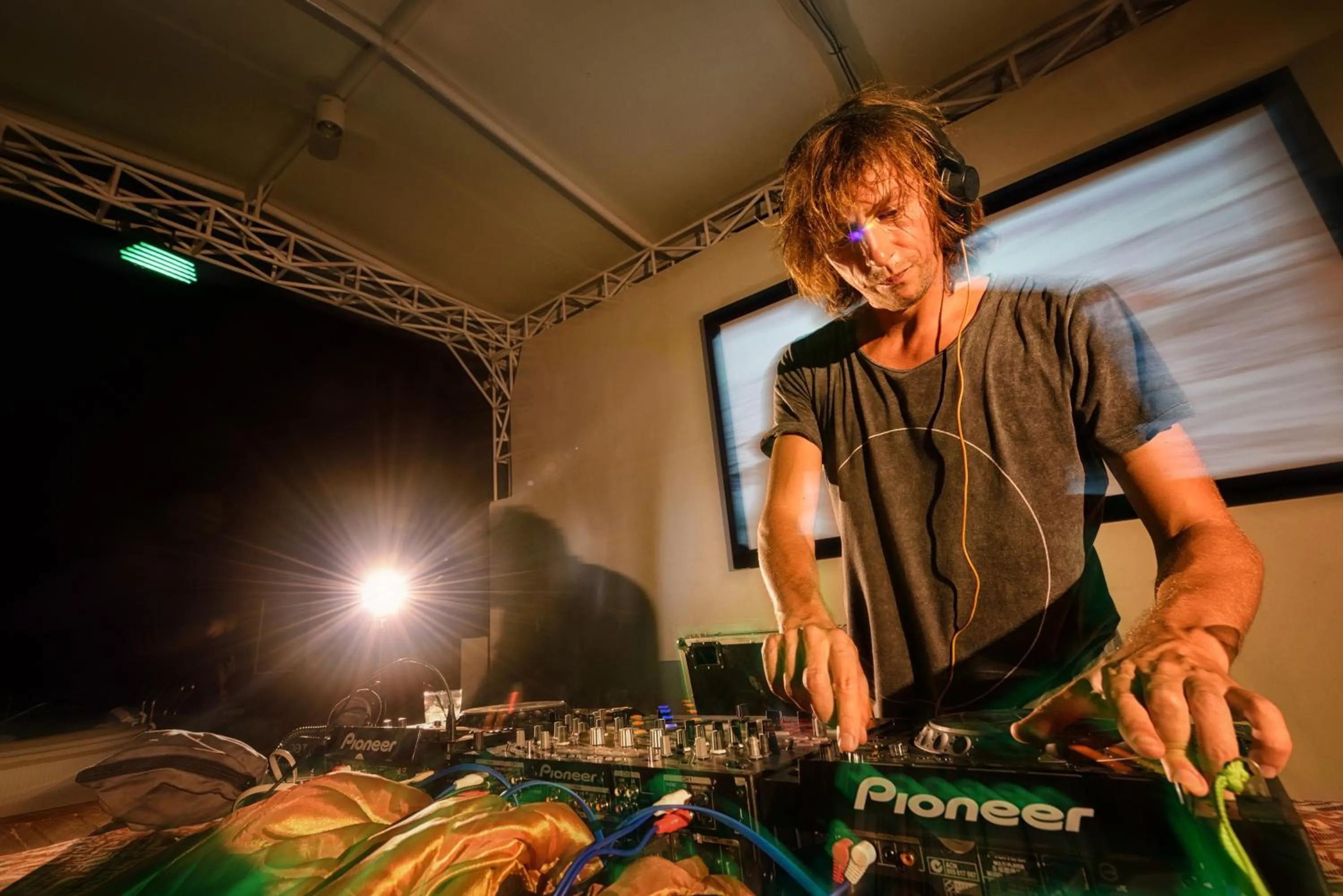 Evening entertainment in de Vins Sky Hotel Seminyak