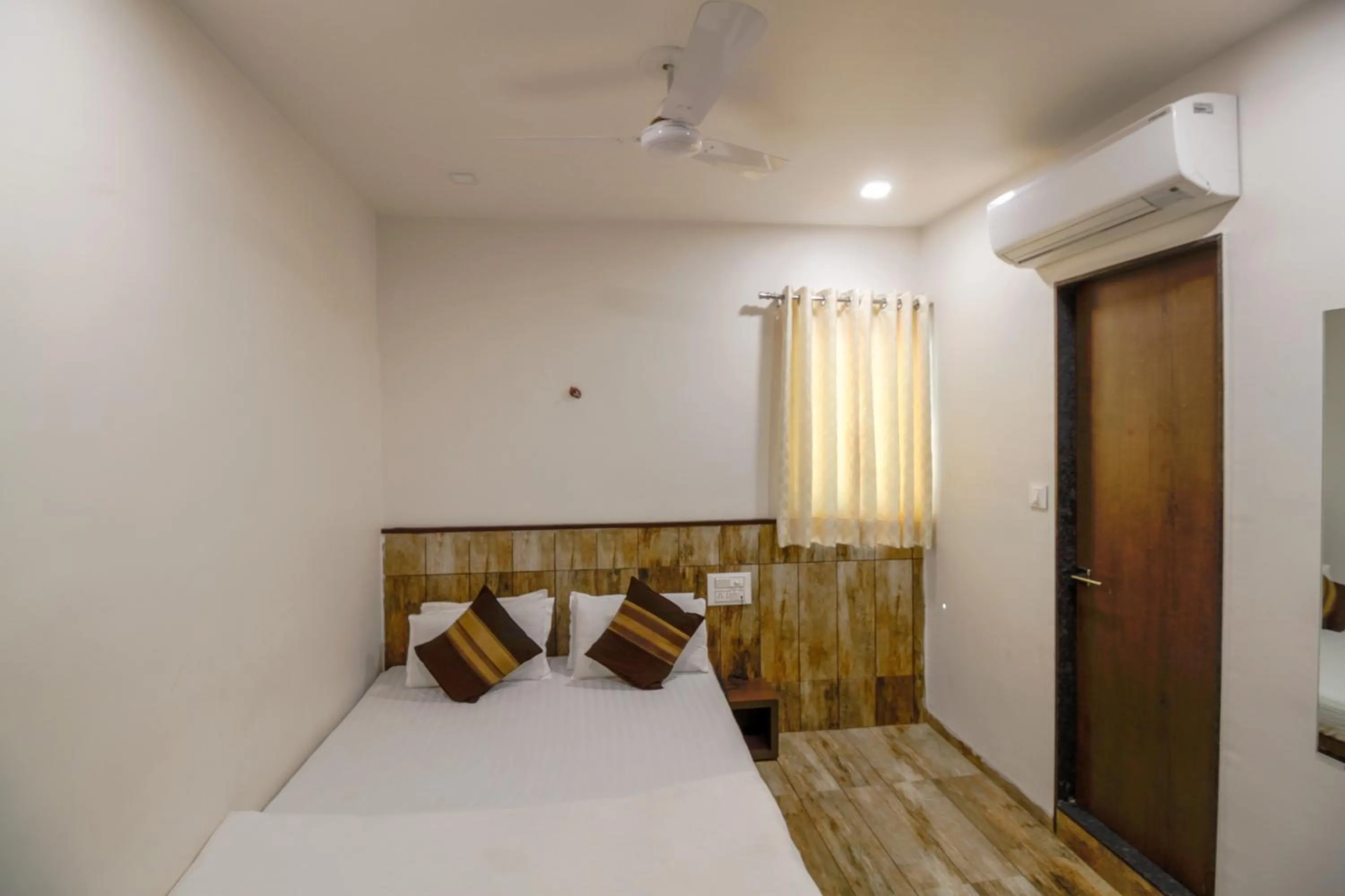 Seating area, Bed in Hotel City Inn