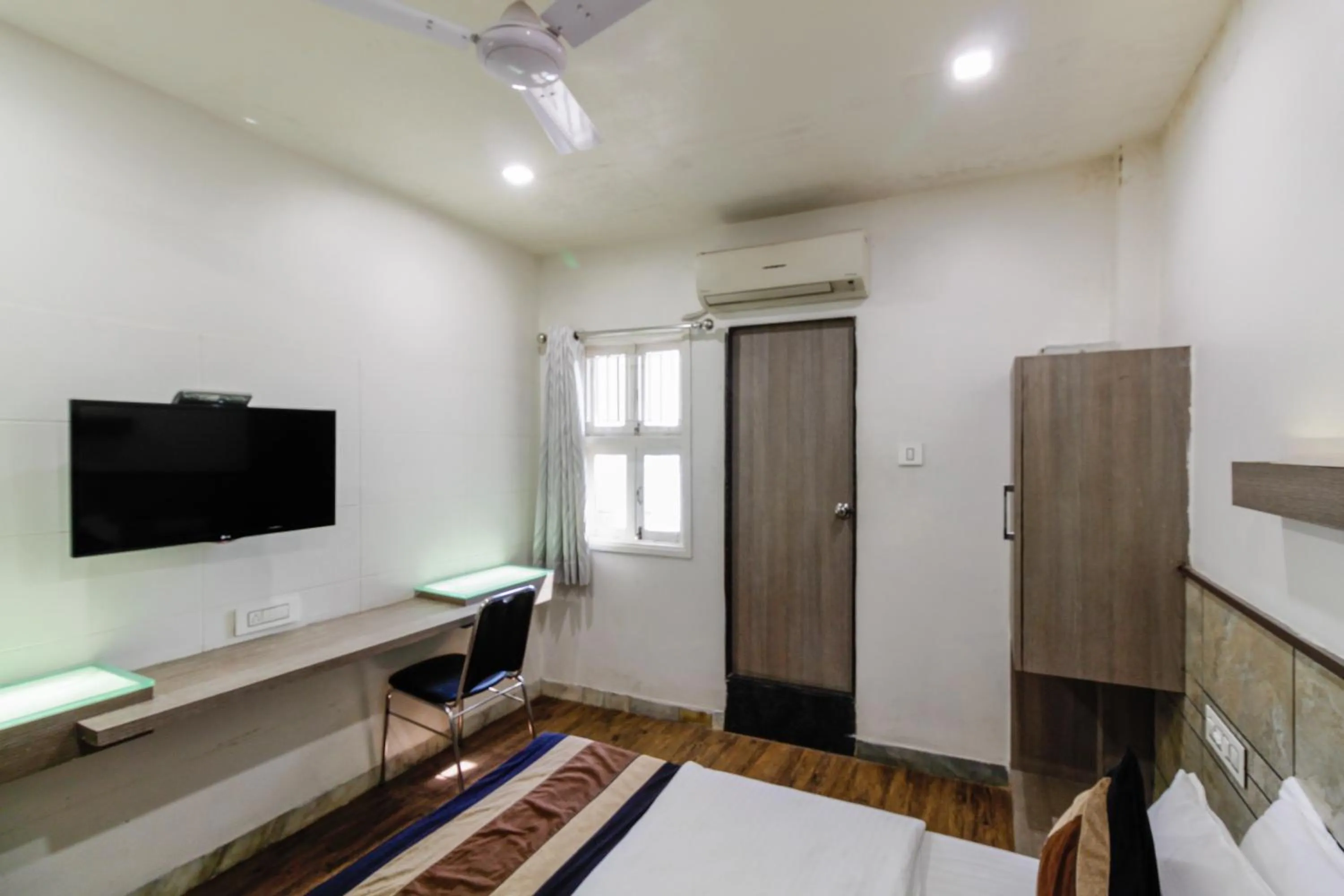 Dining area, Bed in Hotel City Inn