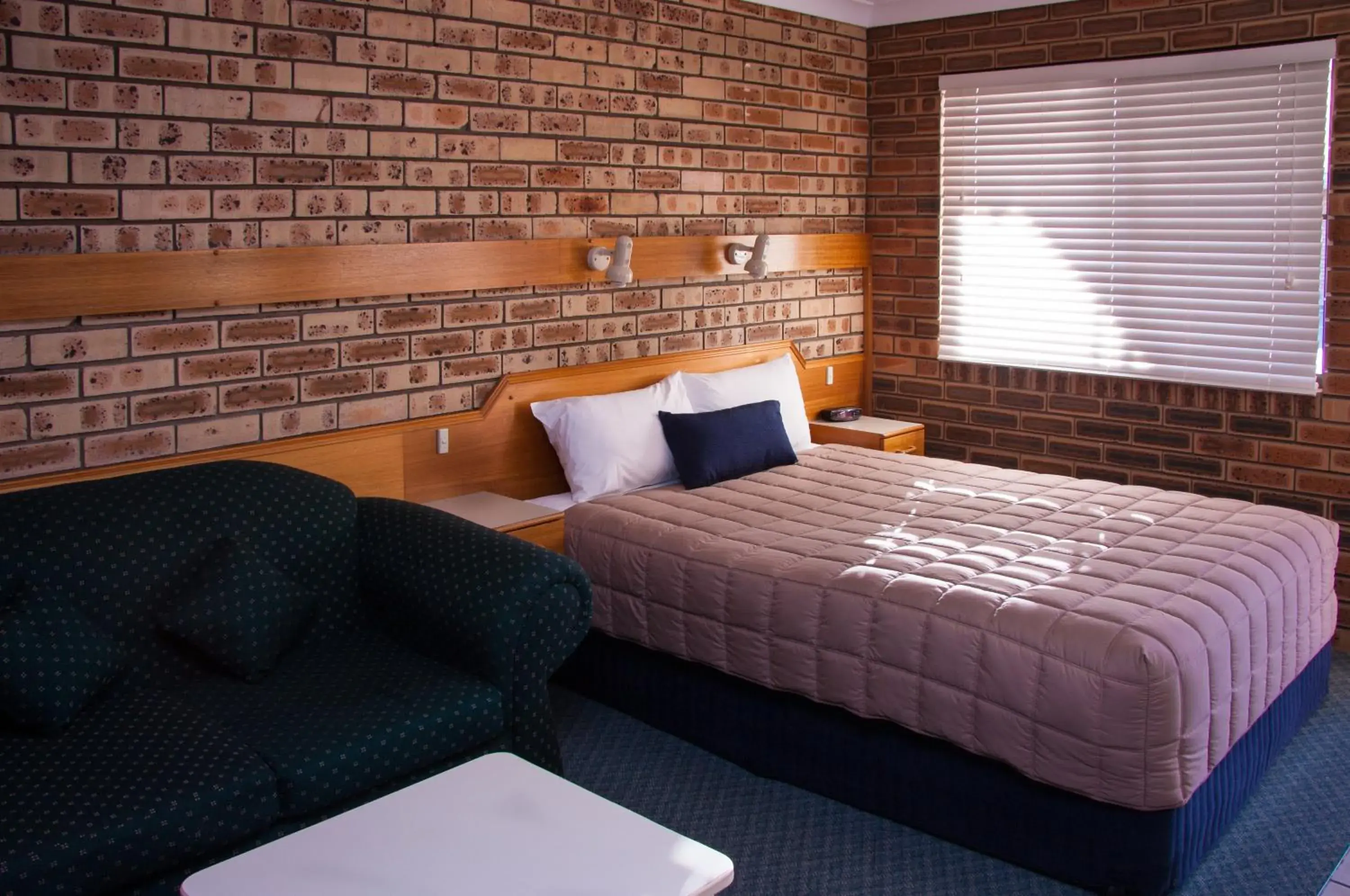 Queen Room - single occupancy in Mid Town Inn Narrabri Queen Room - single occupancy in Mid Town Inn Narrabri