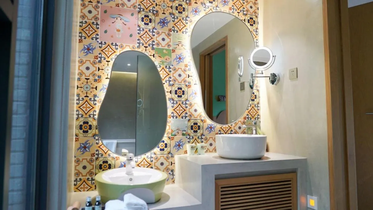 Shower in Little Hakka Hotel