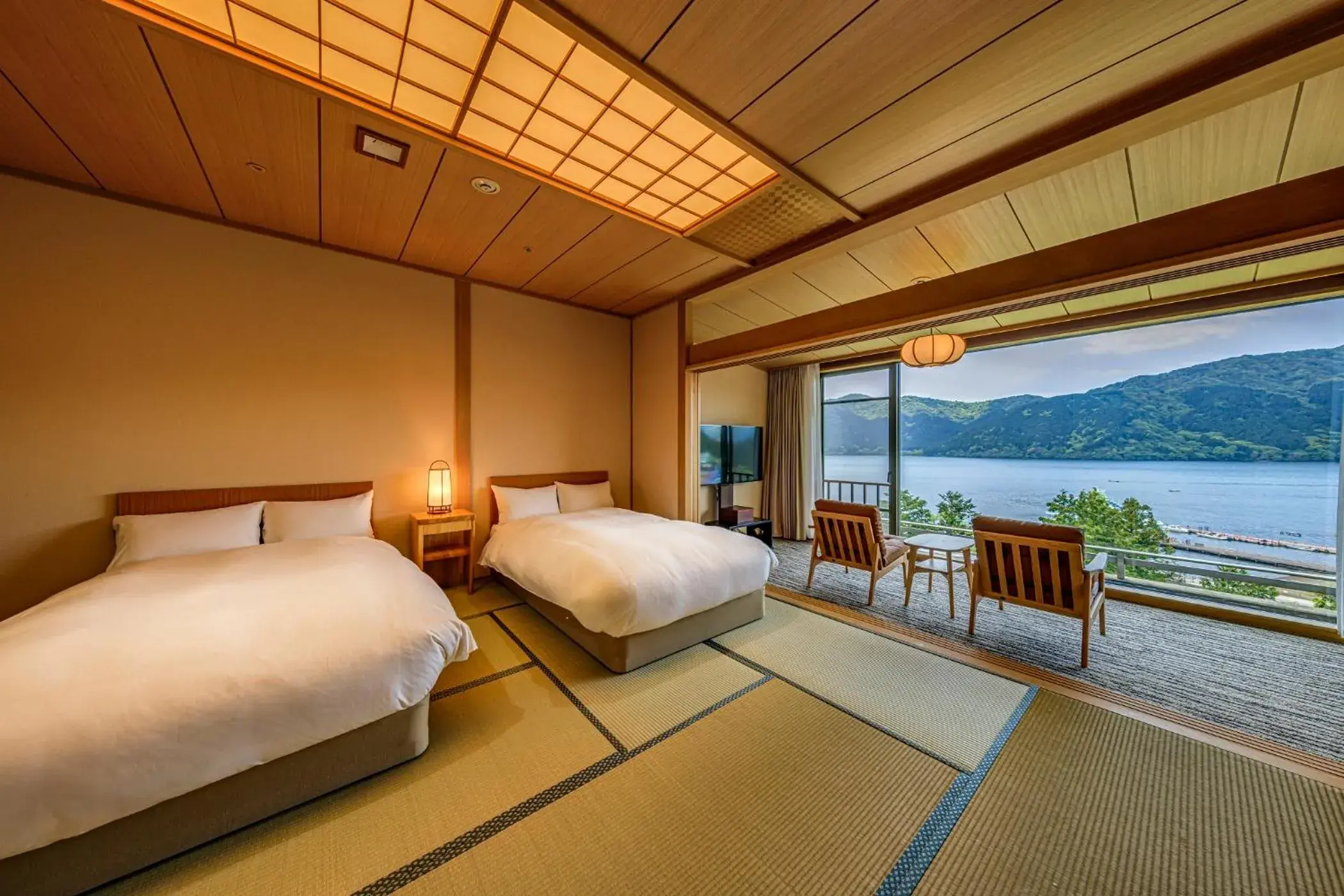 Japanese Style Twin-Bedded Room with Mt. Fuji & Lake View - single occupancy - Highest Floor in Ryuguden Japanese Style Twin-Bedded Room with Mt. Fuji & Lake View - single occupancy - Highest Floor in Ryuguden