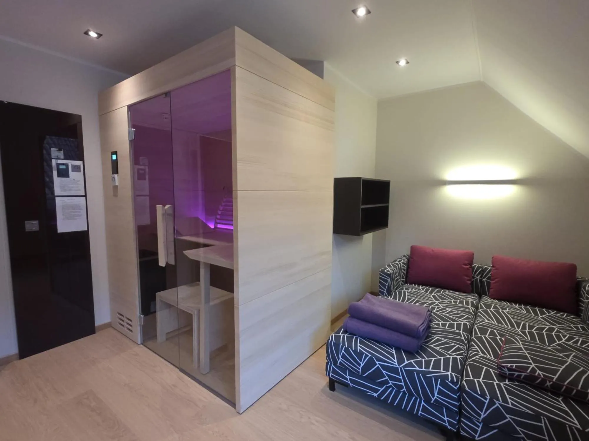 Sauna, Bed in Weinhotel Restaurant Klostermühle