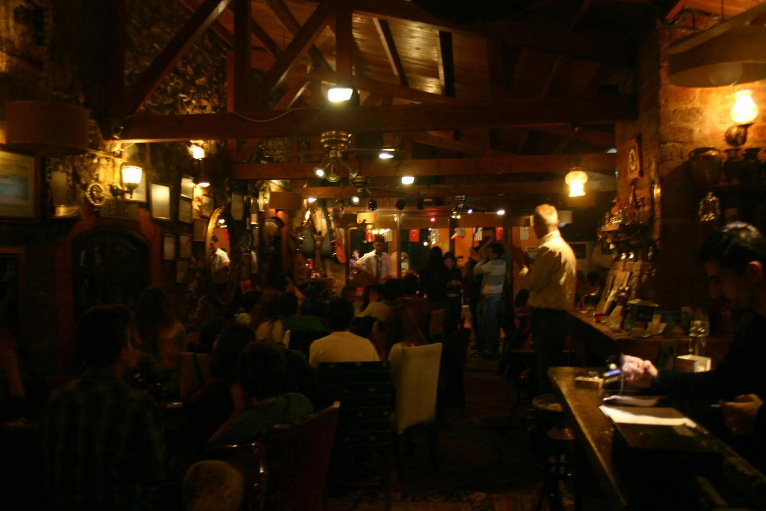 People in Otel Yorgo Seferis