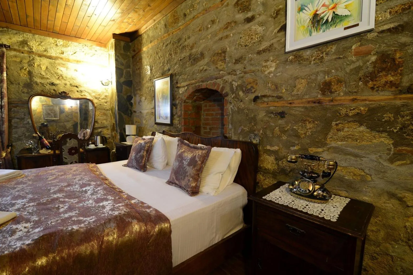 Bed in Otel Yorgo Seferis