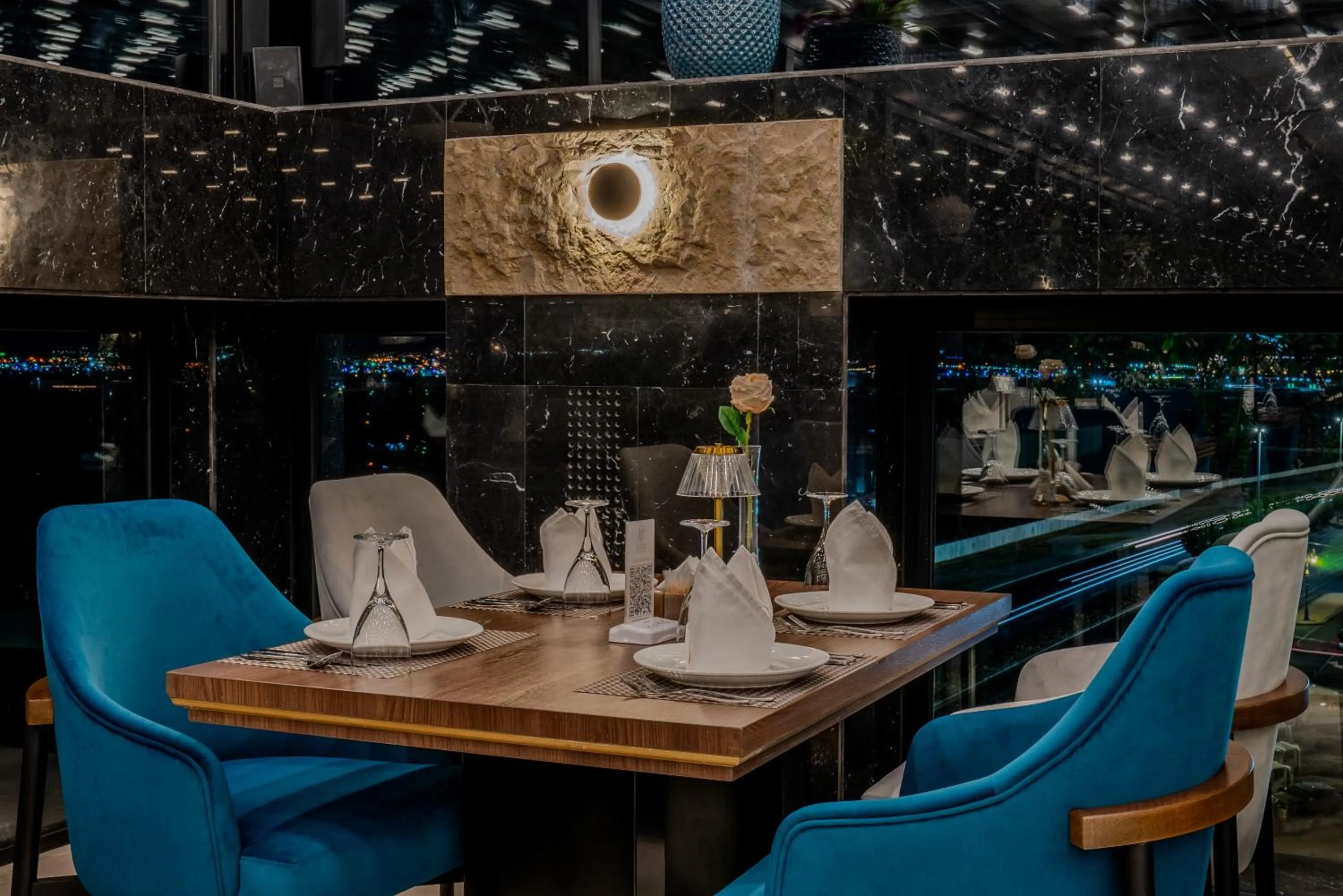 Restaurant/places to eat in Lilac Park Hotel