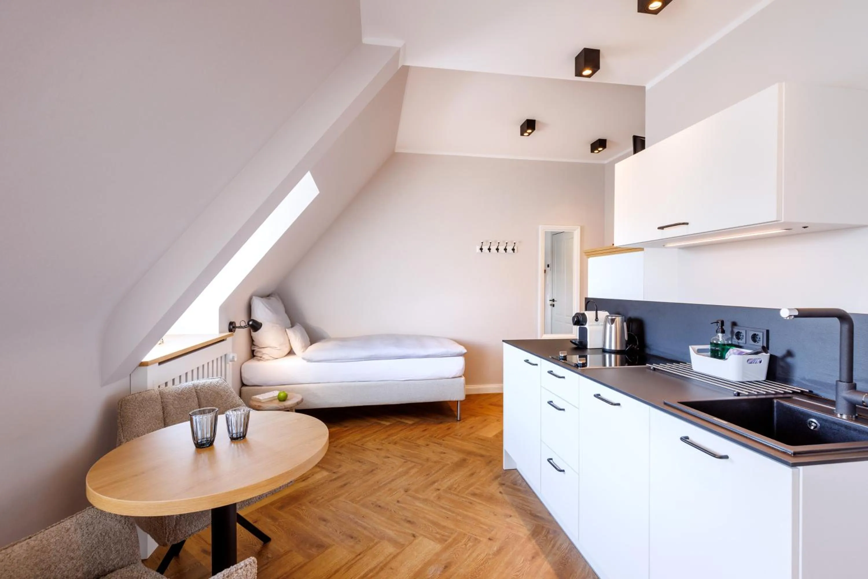 Photo of the whole room, Bed in Logierhaus RheintorEins