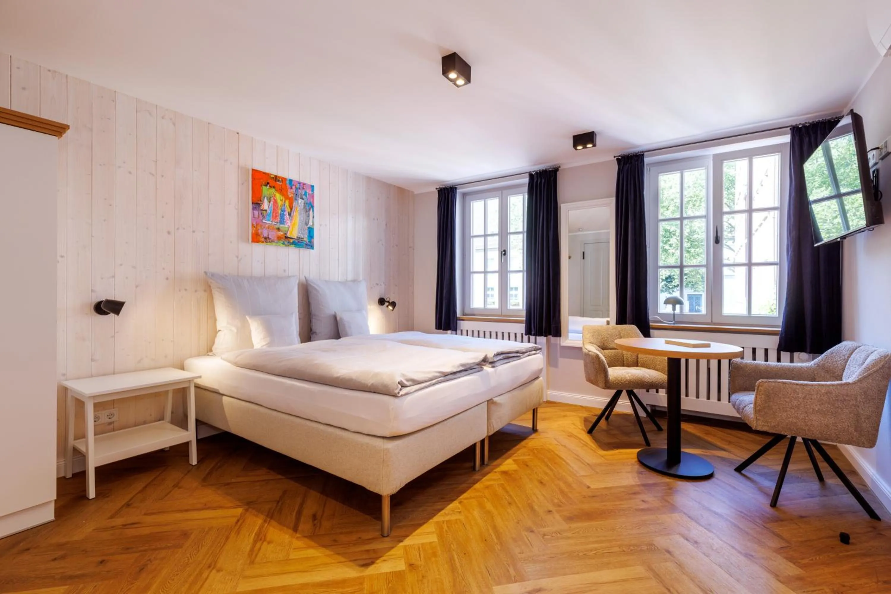 Photo of the whole room, Bed in Logierhaus RheintorEins
