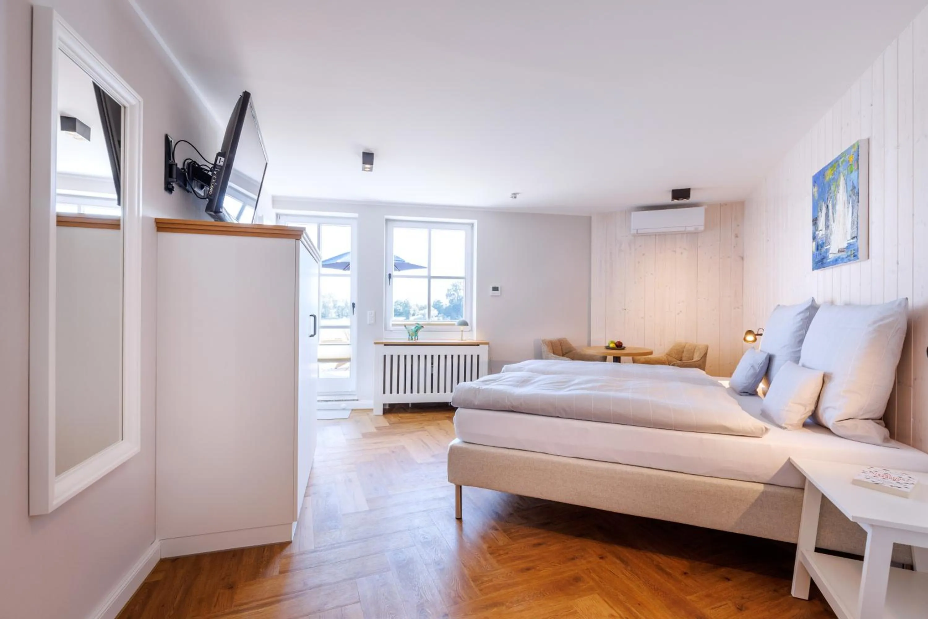 Photo of the whole room, Bed in Logierhaus RheintorEins