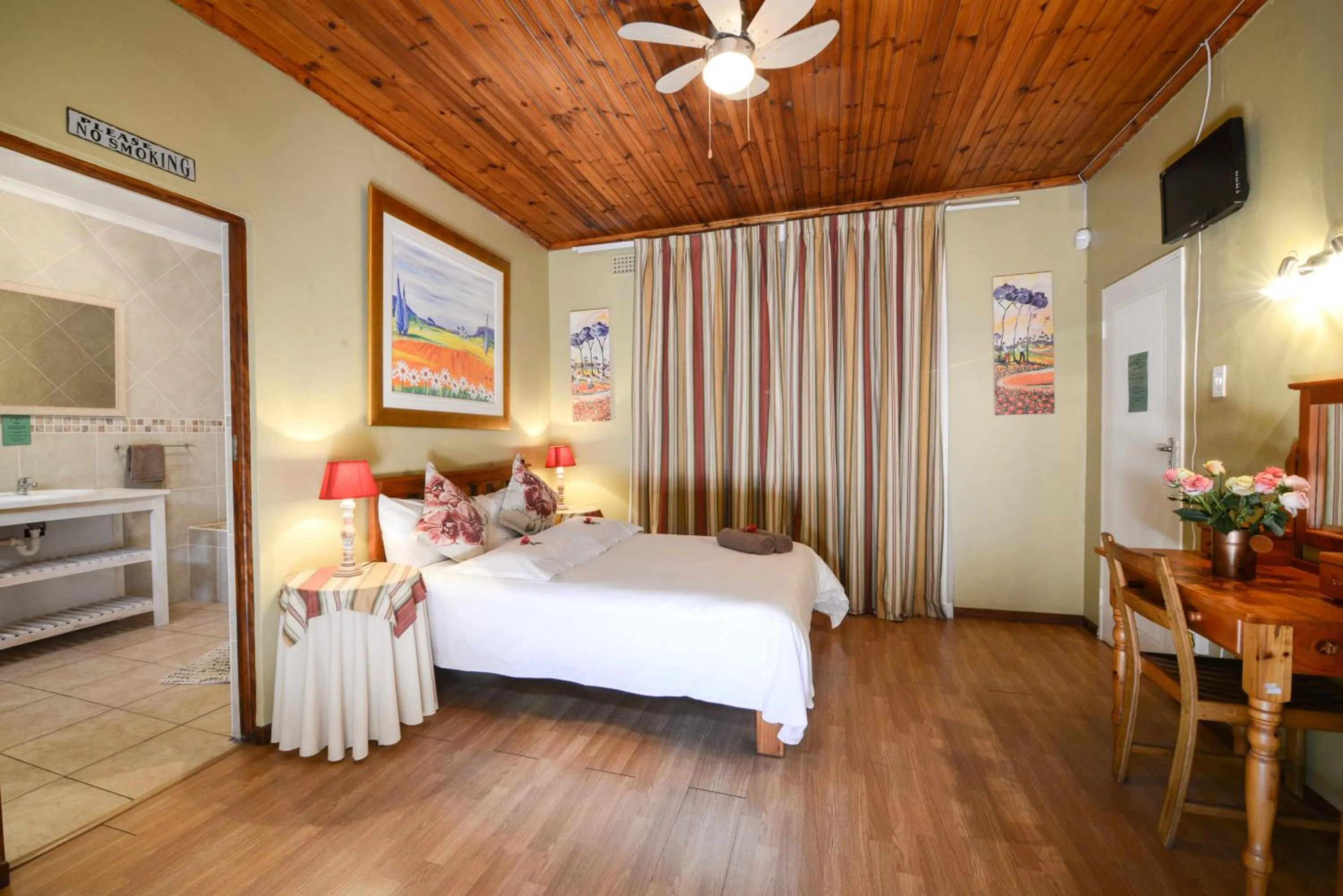 Bedroom, Bed in Skilpadvlei Wine Farm