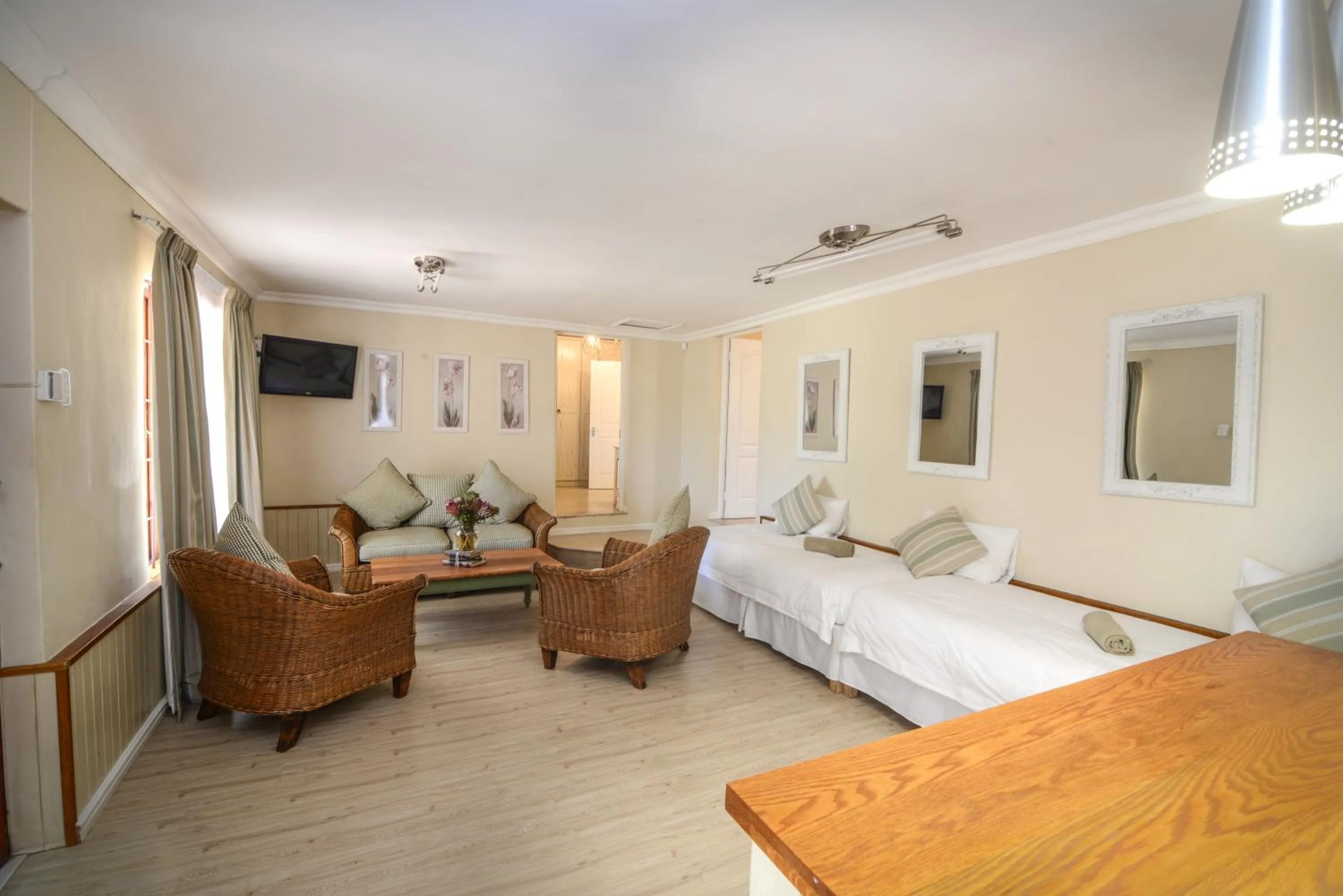 Living room, Bed in Skilpadvlei Wine Farm