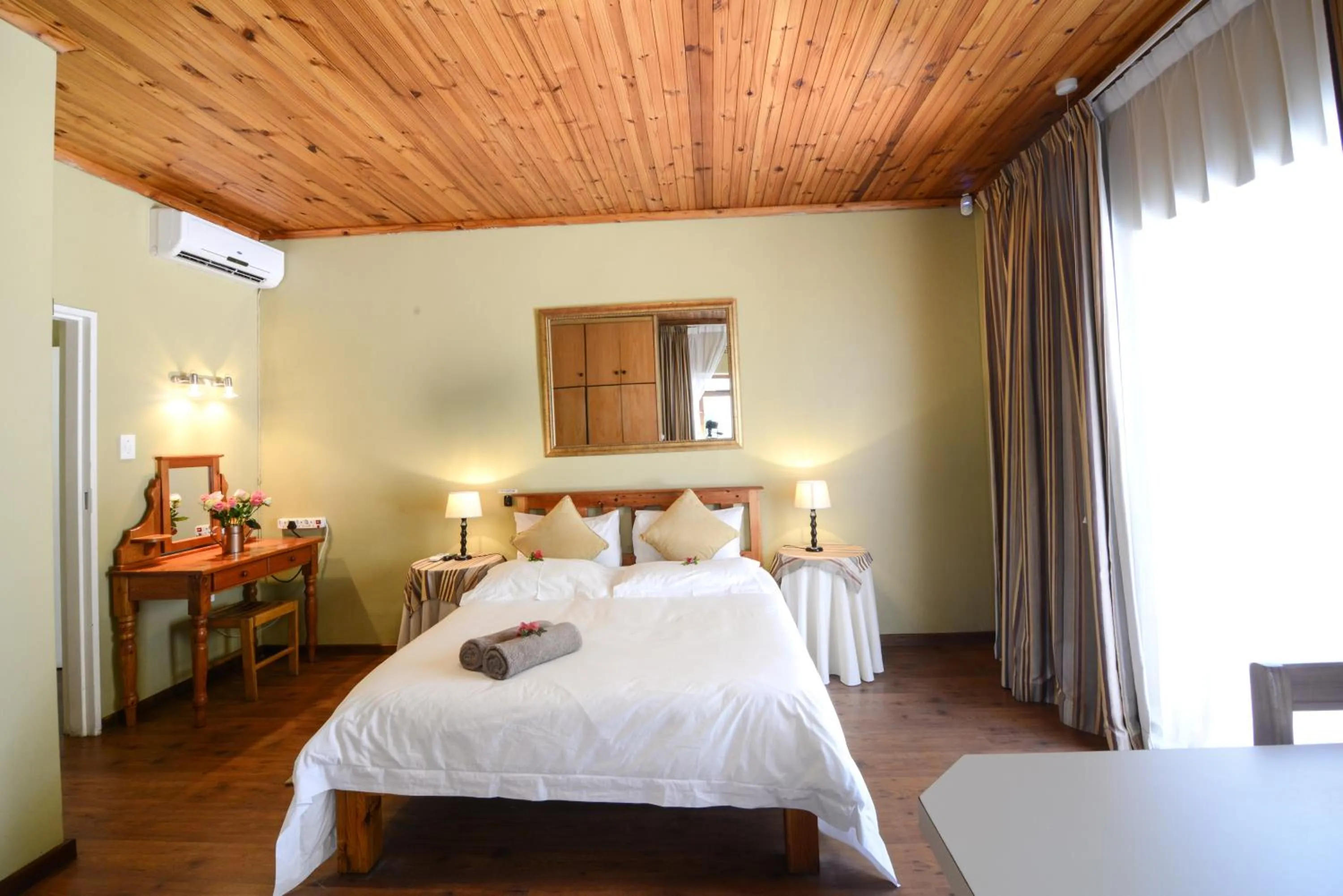 Bedroom, Bed in Skilpadvlei Wine Farm