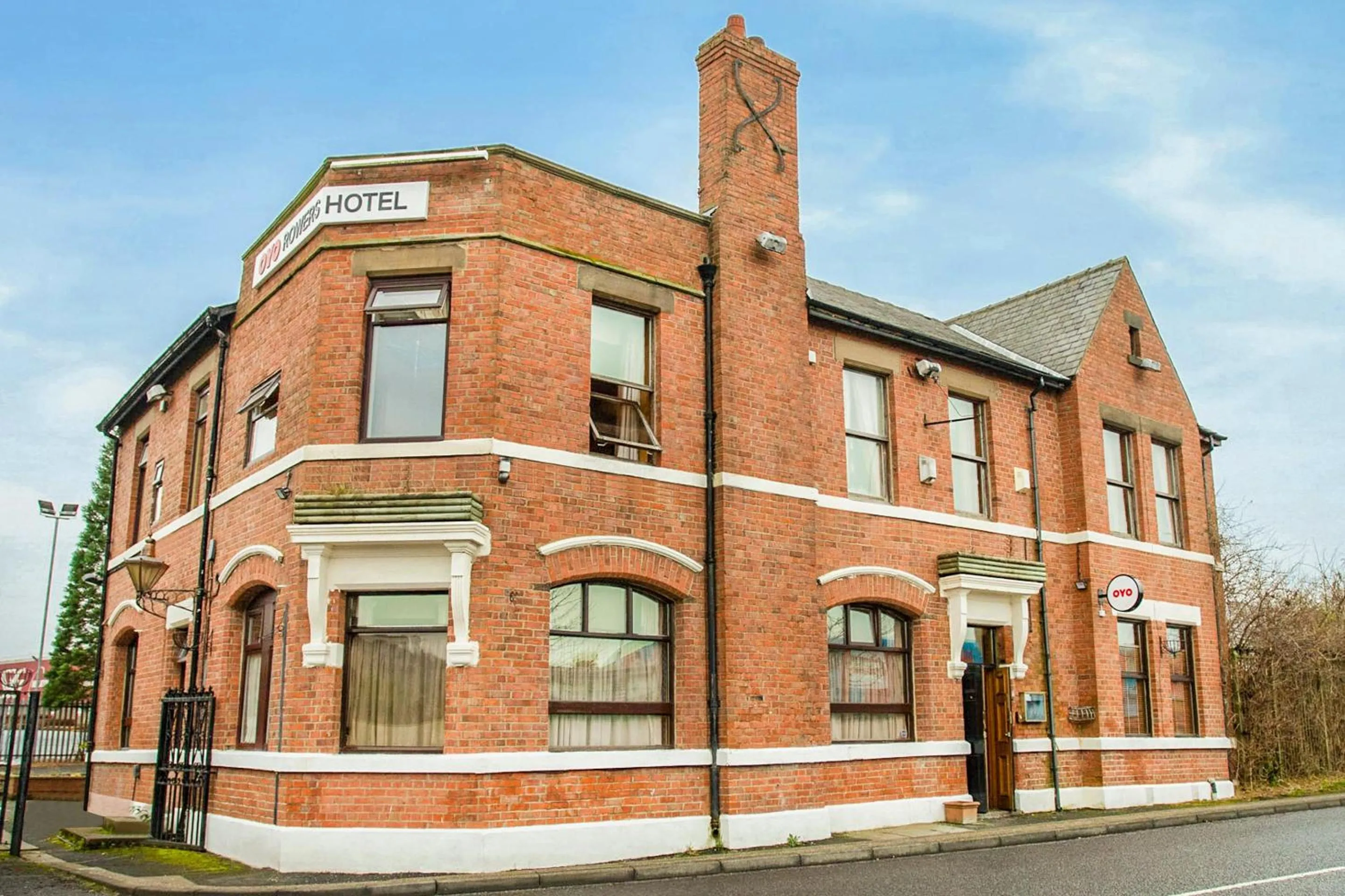 Facade/entrance in OYO The Rowers Hotel, Dunston Gateshead
