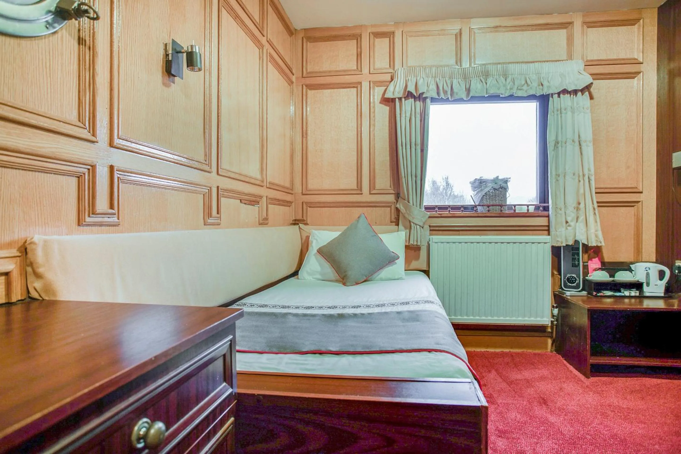 Bedroom, Bed in OYO The Rowers Hotel, Dunston Gateshead