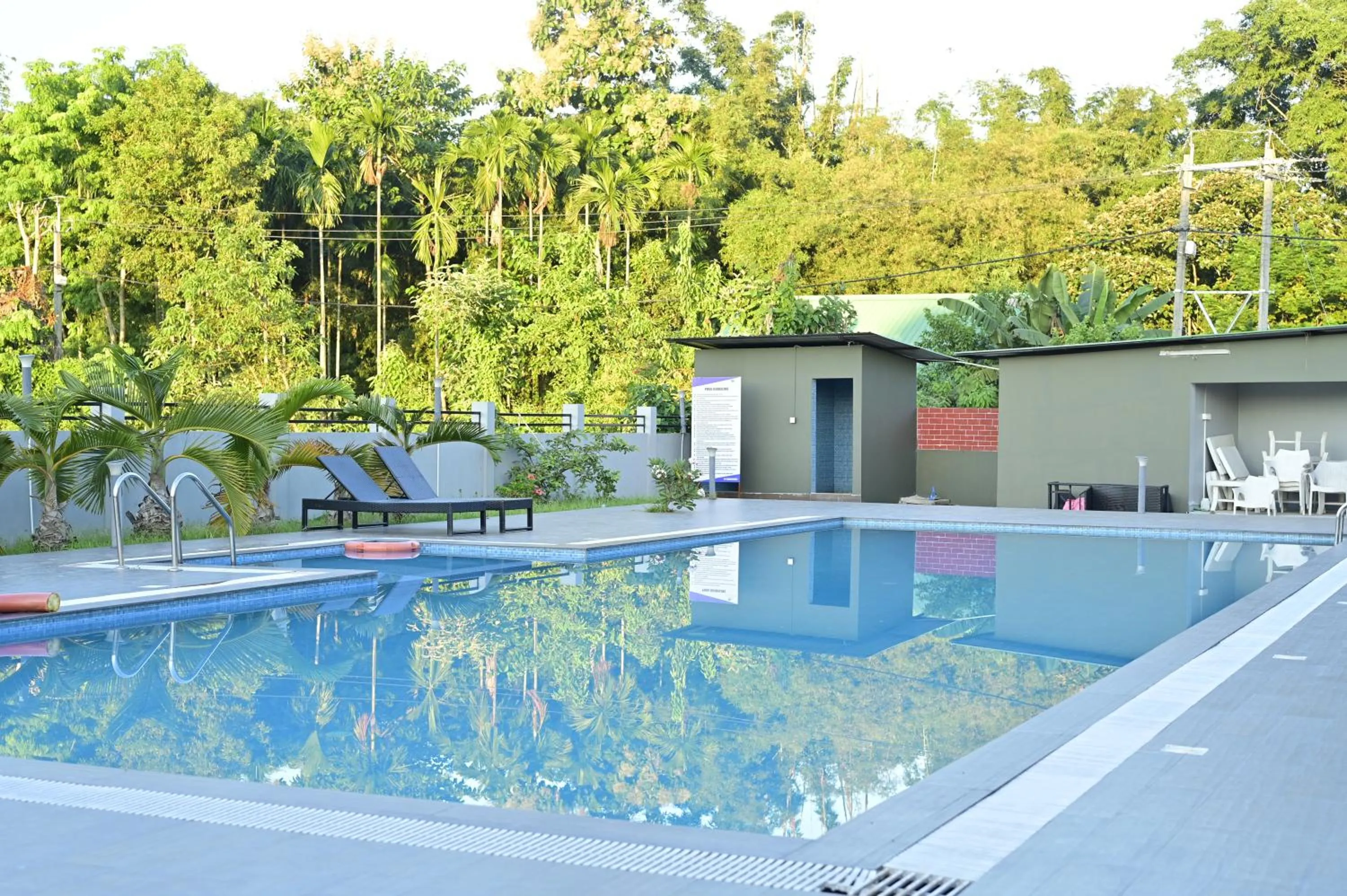 Swimming pool in Finn's Weaver Resort, Kaziranga
