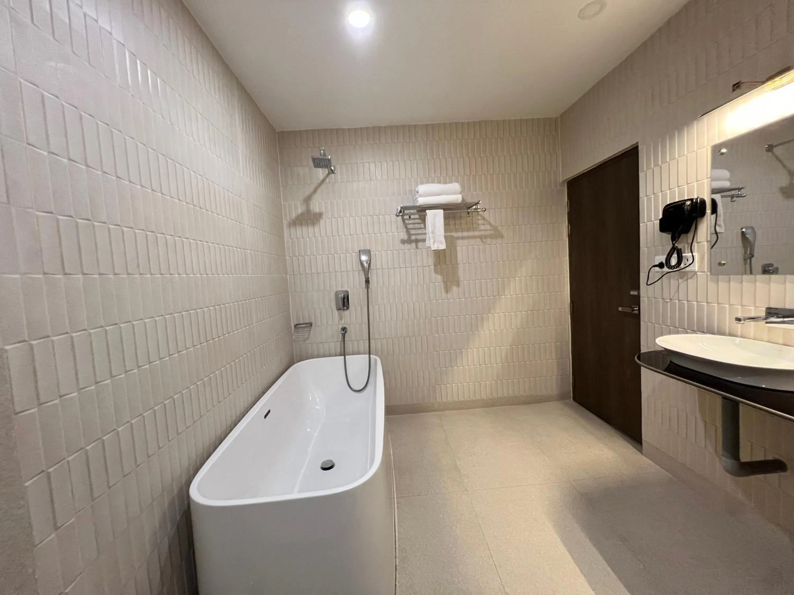 Bath in Finn's Weaver Resort, Kaziranga