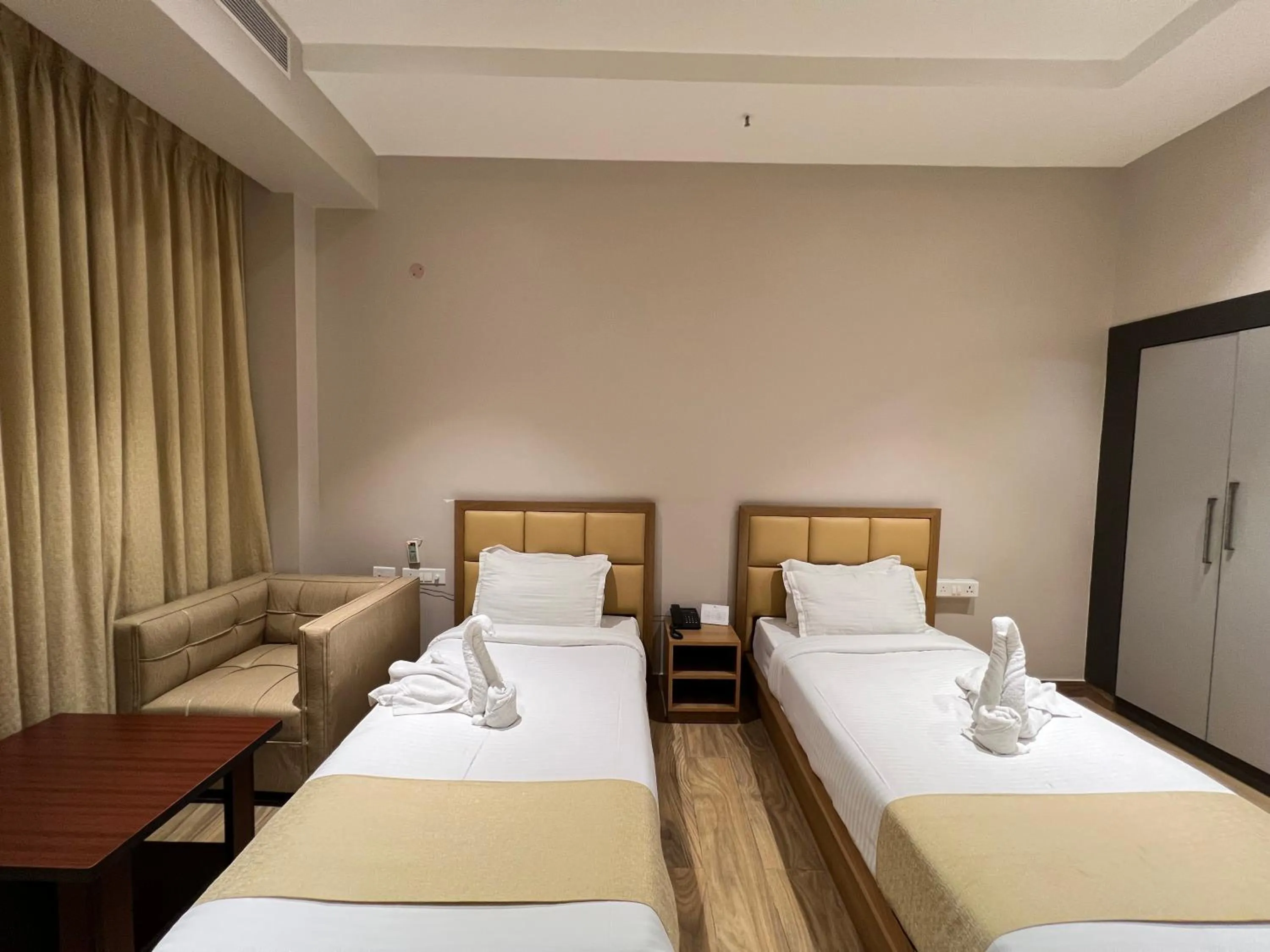 Bed in Finn's Weaver Resort, Kaziranga