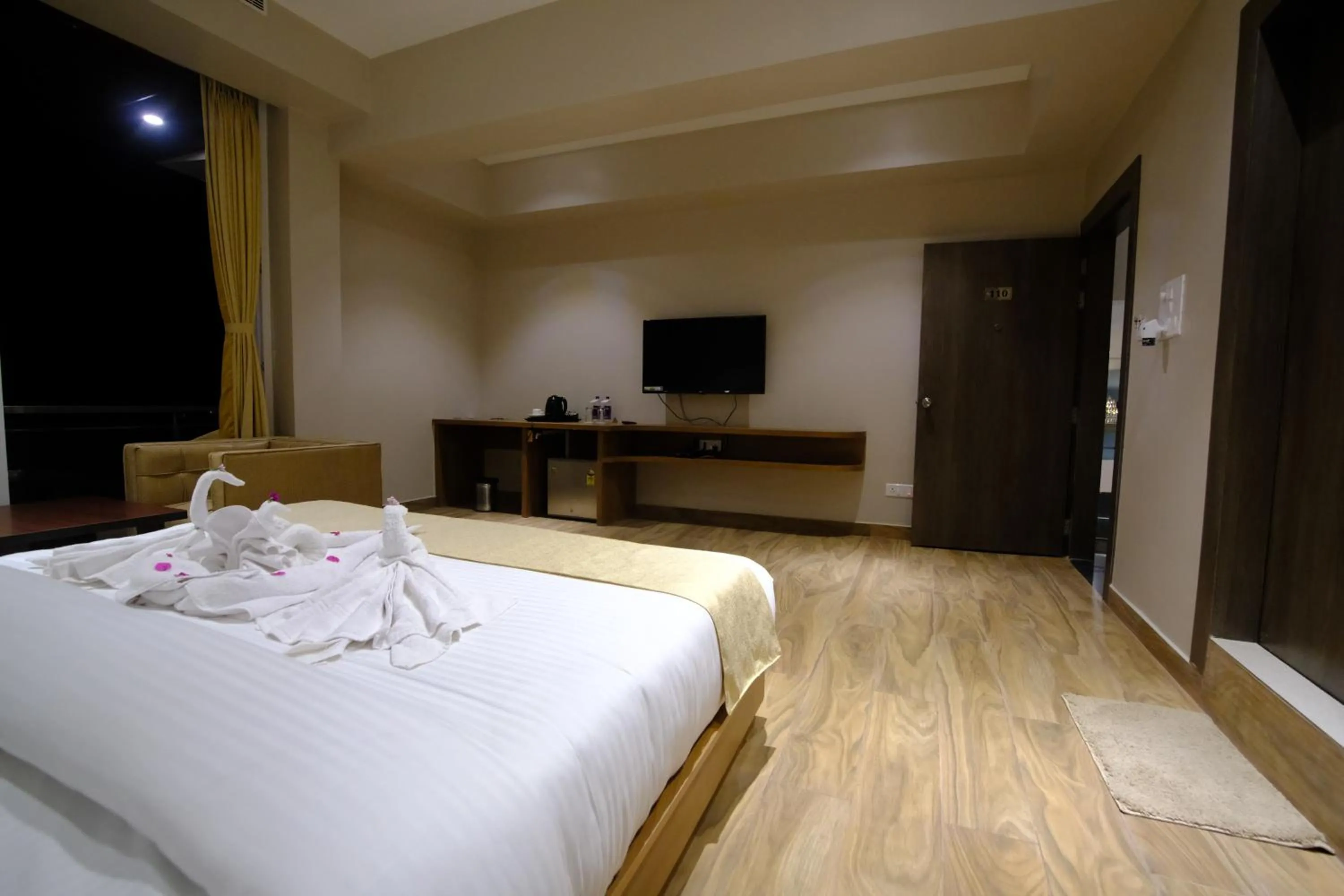 Bed in Finn's Weaver Resort, Kaziranga