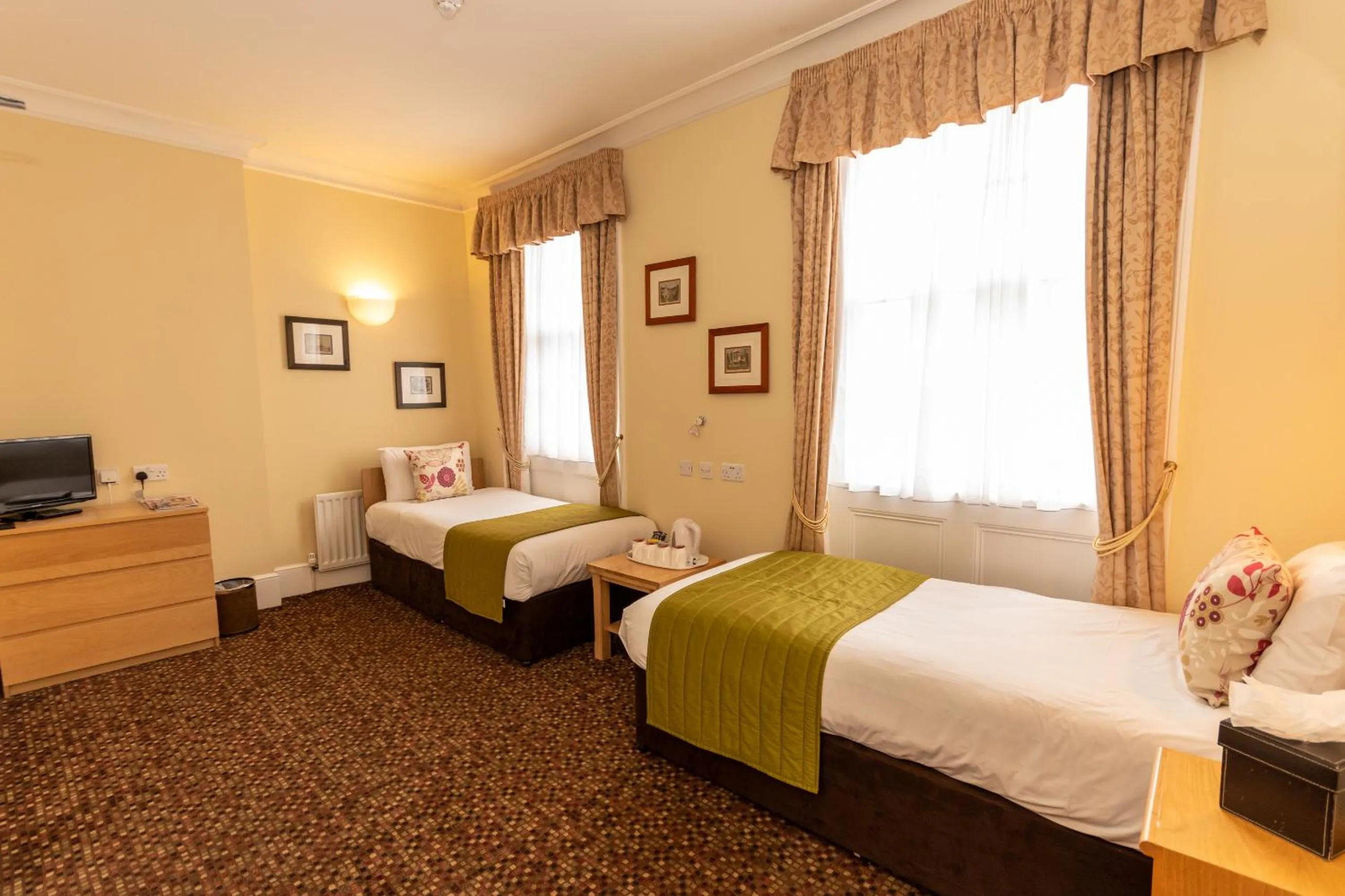 Photo of the whole room, Bed in The Darlington Hyde Park