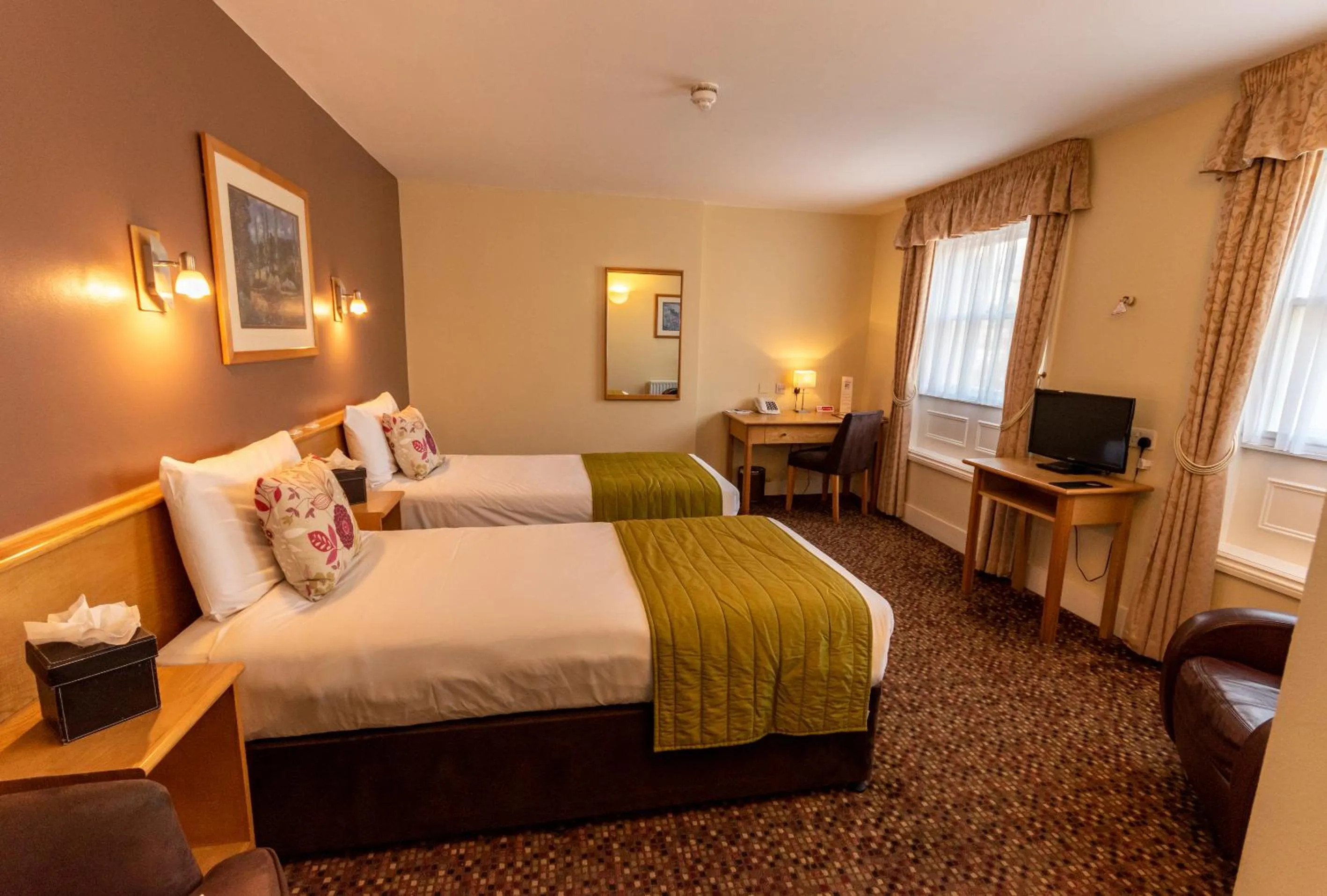 Photo of the whole room, Bed in The Darlington Hyde Park