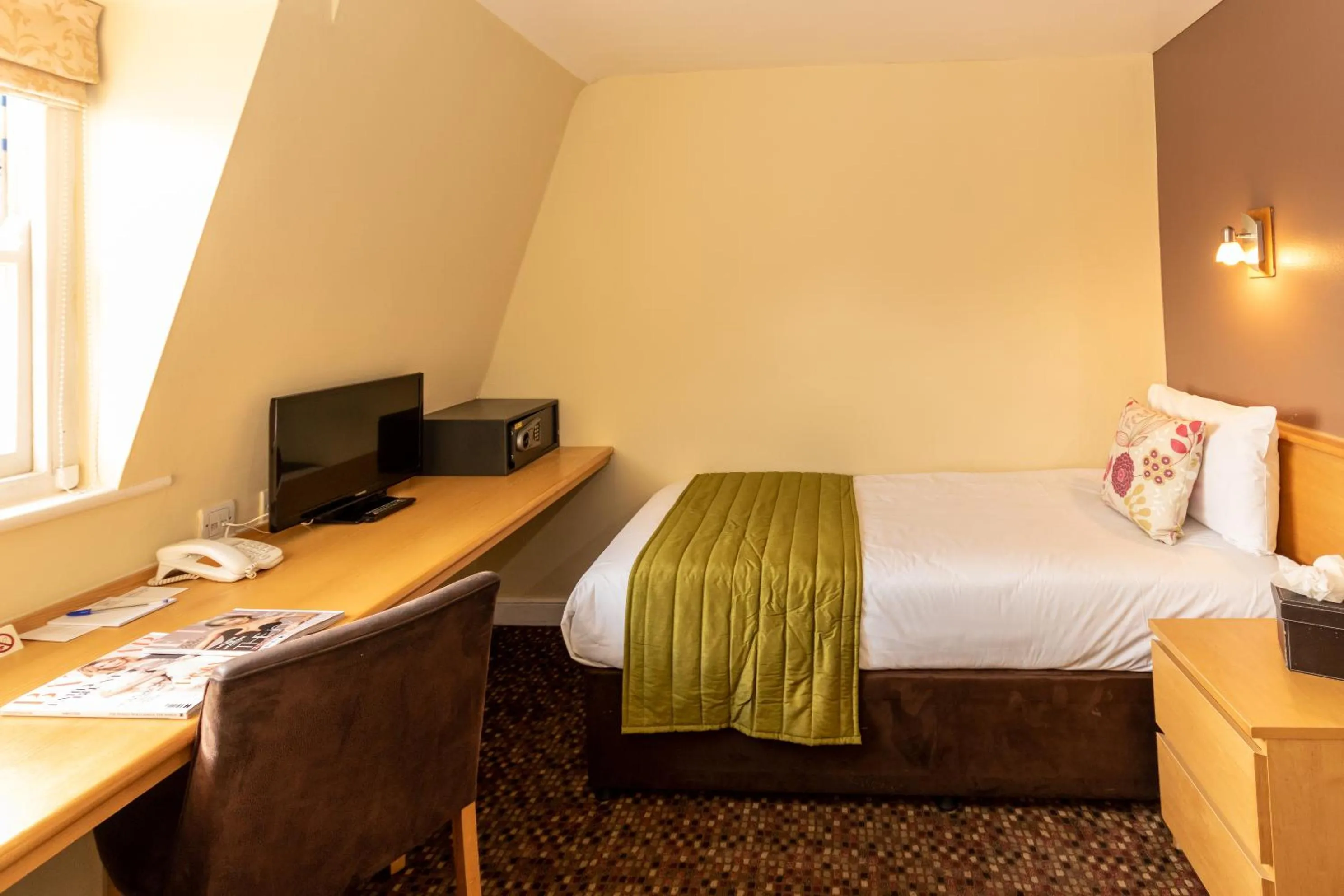 Photo of the whole room, Bed in The Darlington Hyde Park