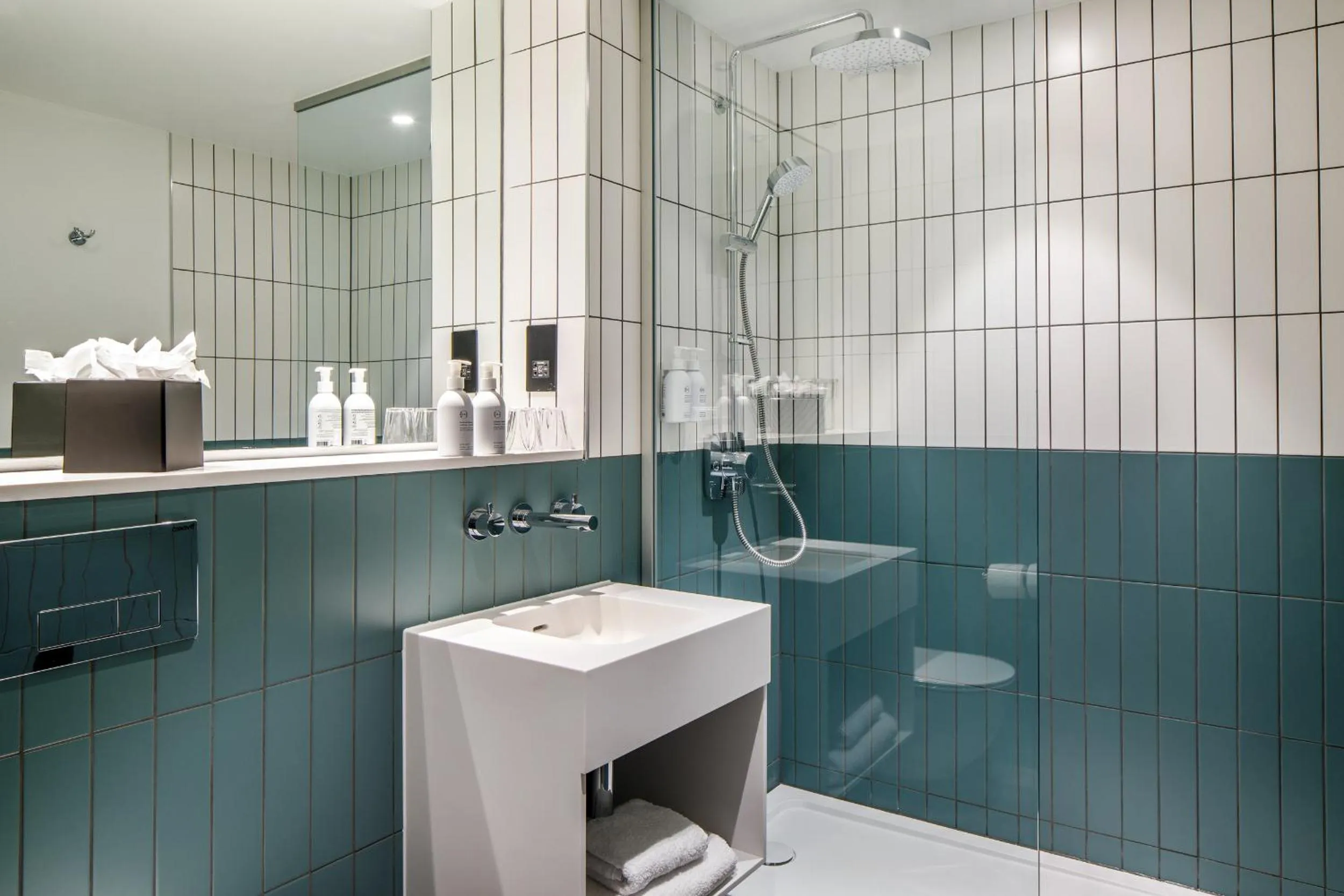 Bathroom in Southgate Hotel London