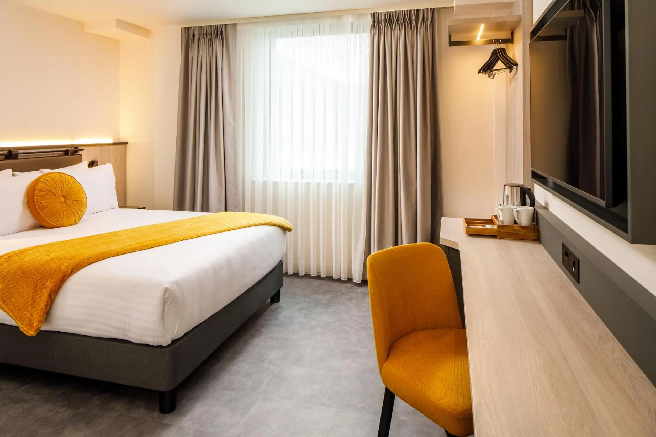 Bedroom, Bed in Southgate Hotel London