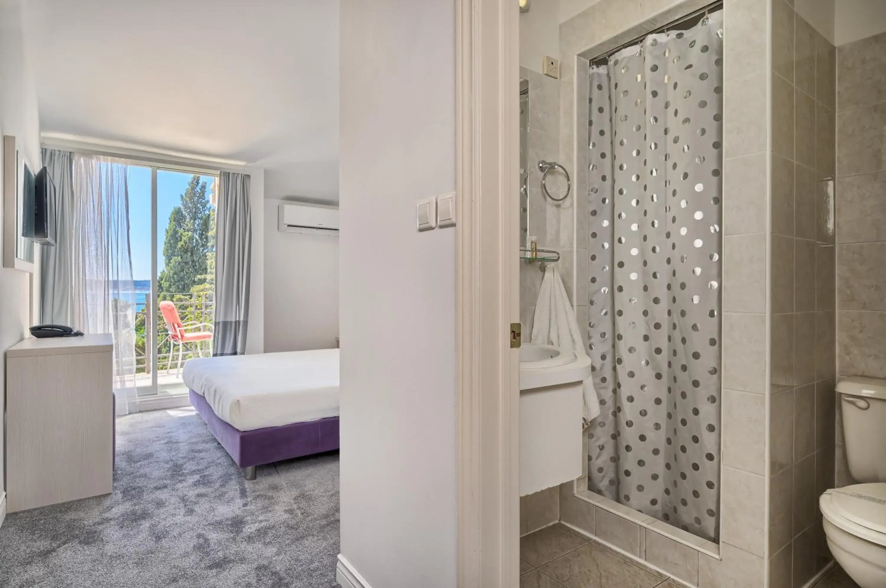 Double or Twin Room with Balcony in Hotel Aqua - Guest Rooms & Suites Kaštela Double or Twin Room with Balcony in Hotel Aqua - Guest Rooms & Suites Kaštela