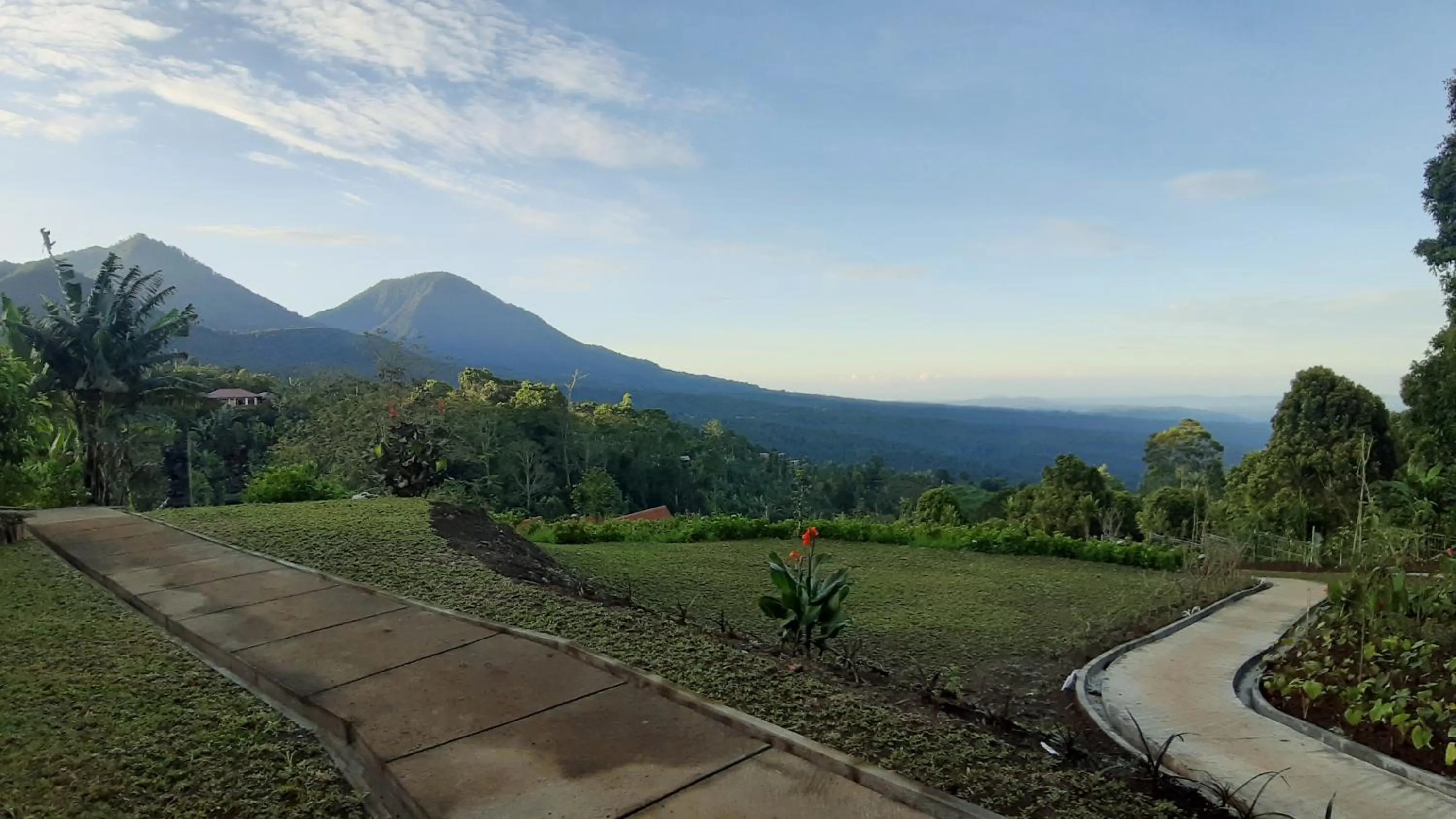 Mountain view in Camaradvipa Retreat Munduk