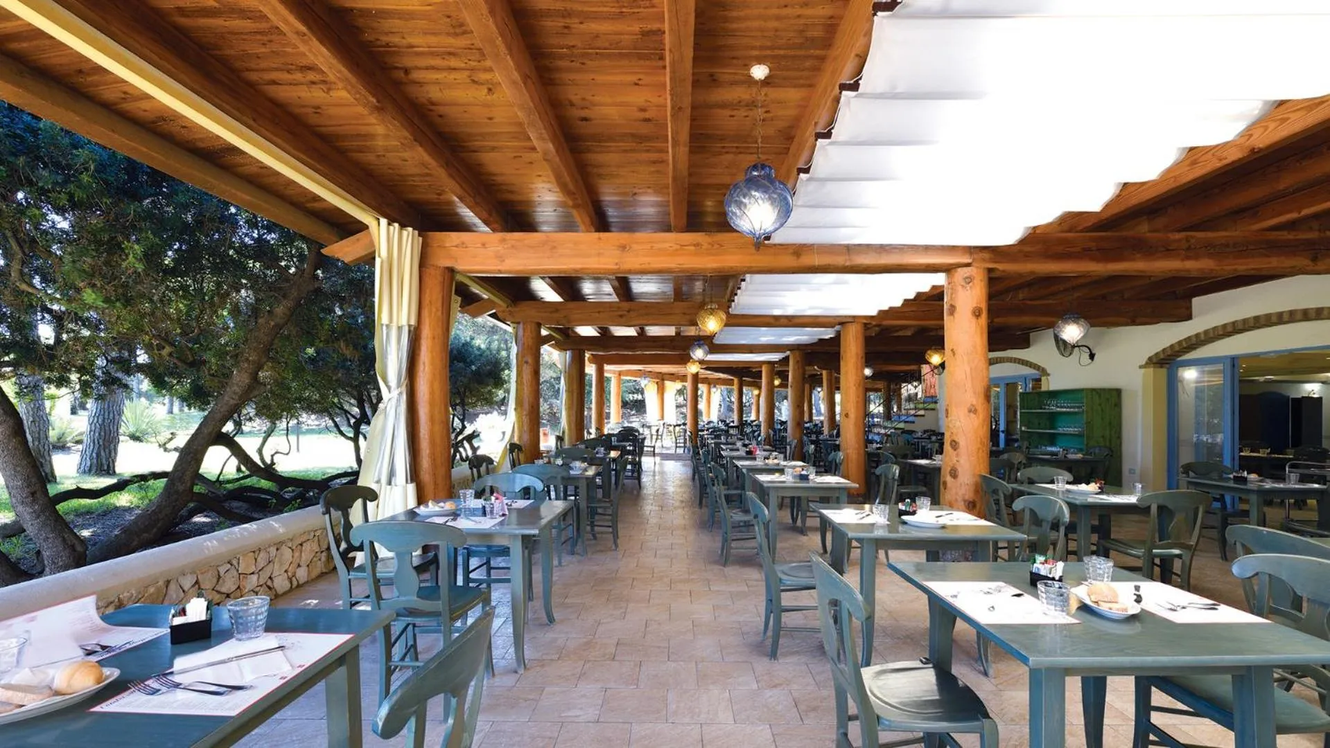 Restaurant/places to eat in Colostrai Hotel Club