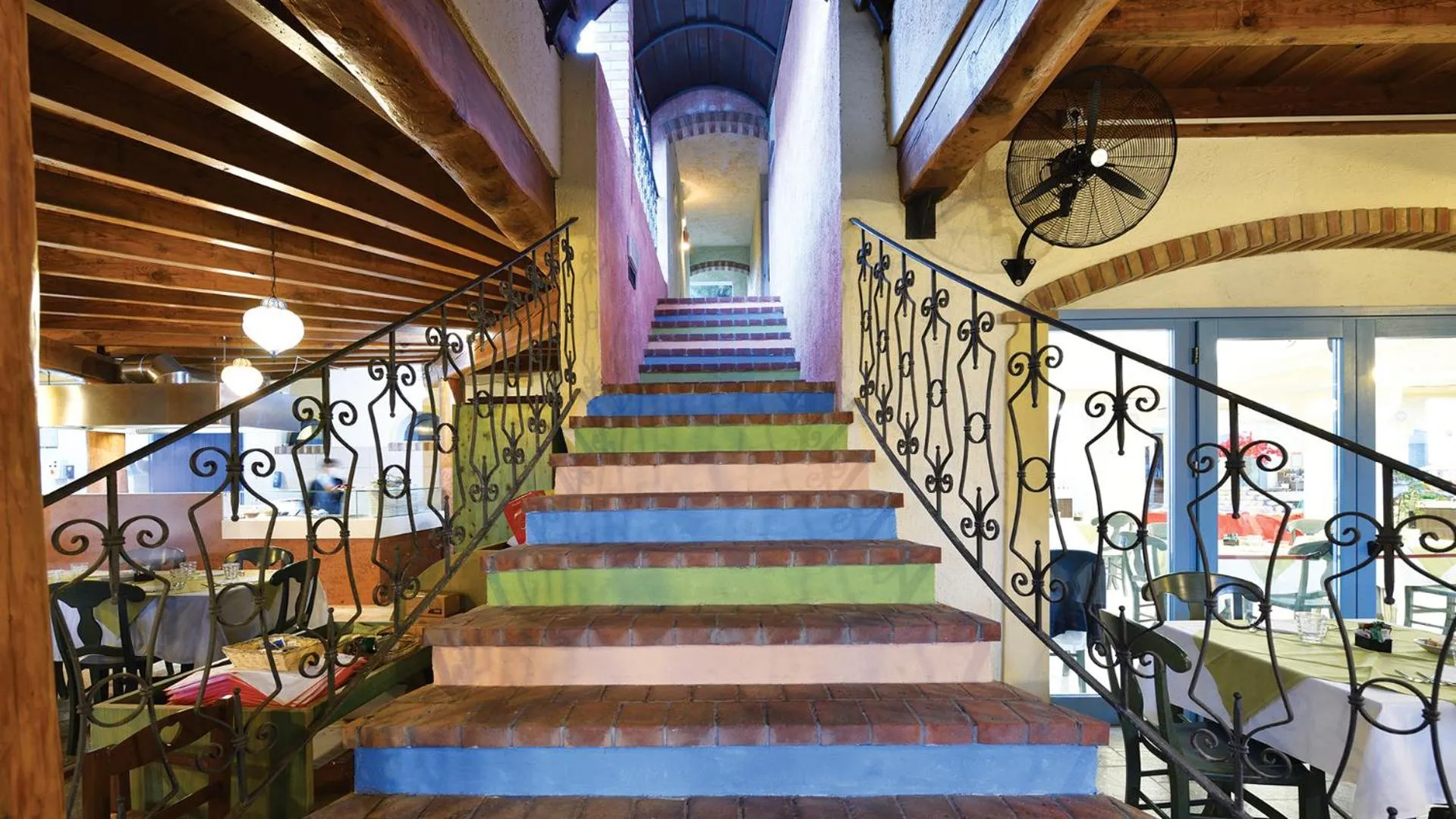 Restaurant/places to eat in Colostrai Hotel Club