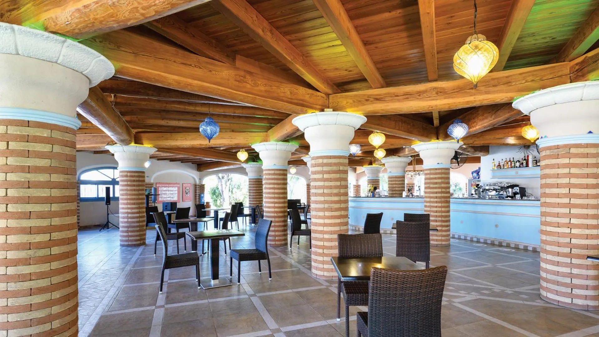 Restaurant/places to eat in Colostrai Hotel Club