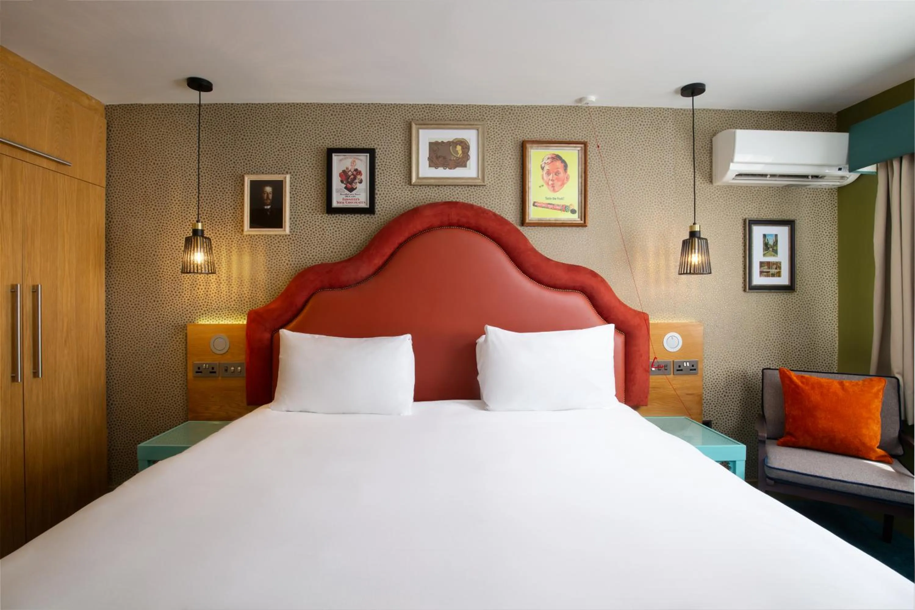 Bed in Elmbank York, Tapestry Collection by Hilton