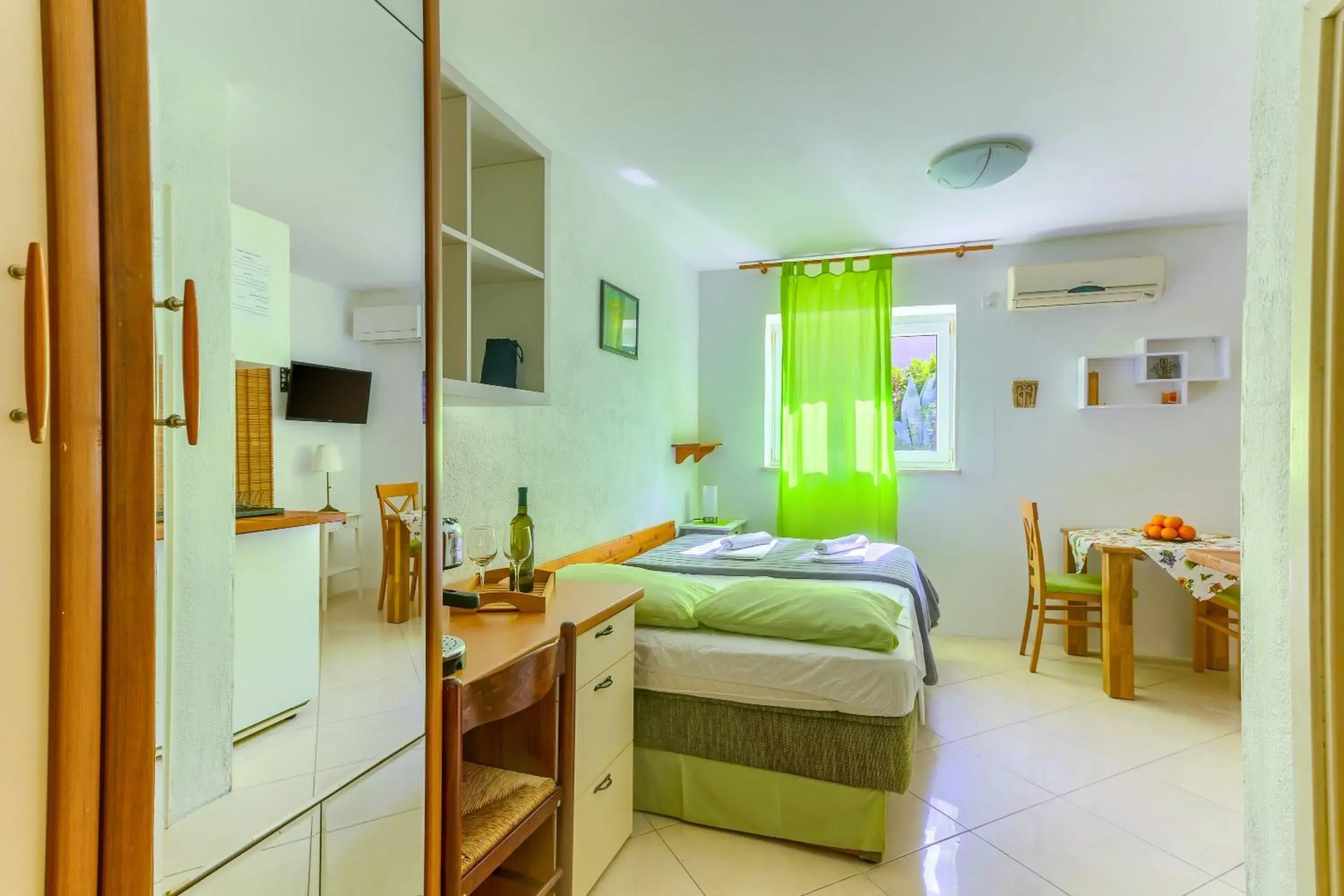 Studio with shared garden 3 min walk to the beach Studio with shared garden 3 min walk to the beach