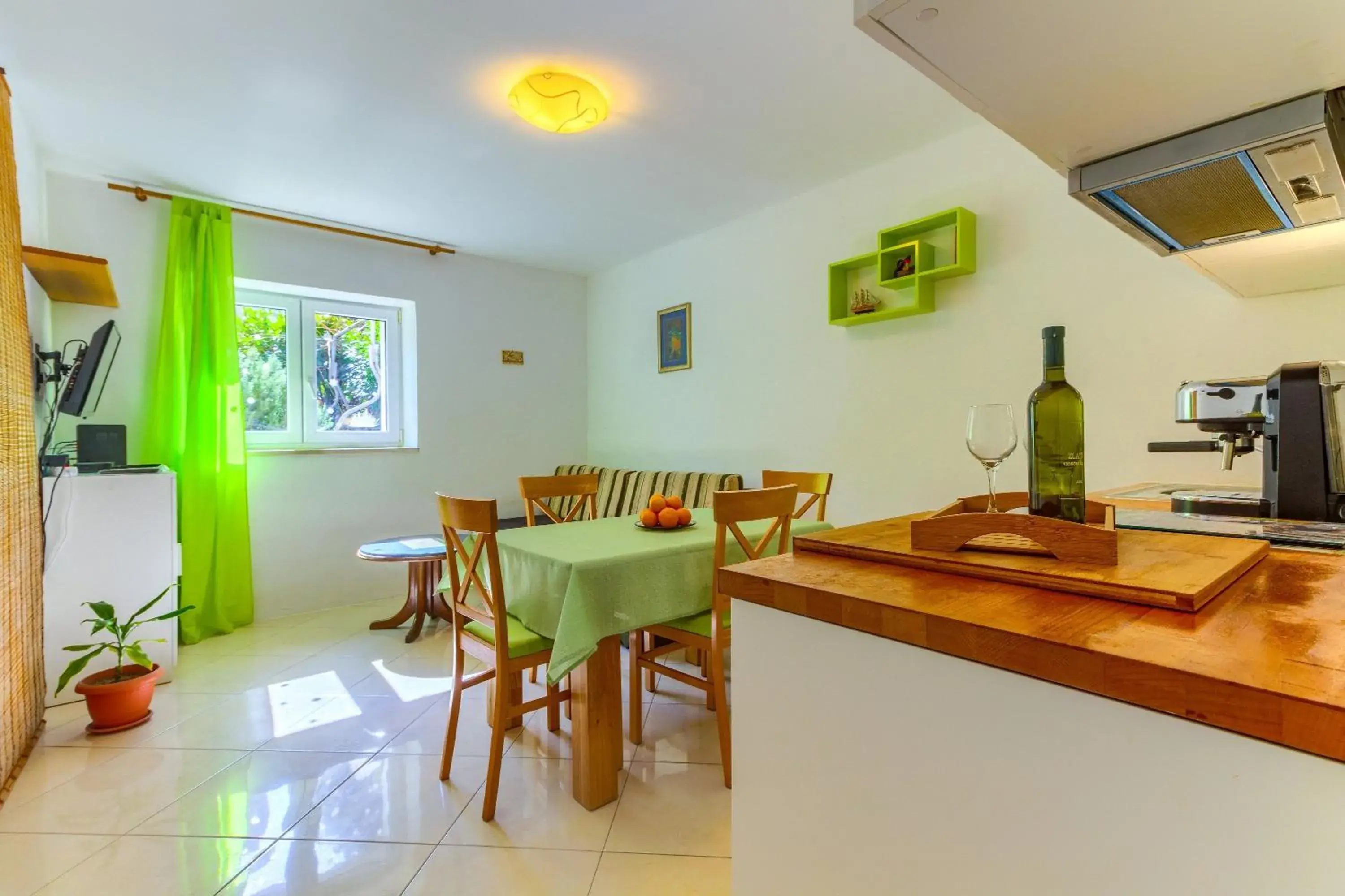 2-bdr apt with shared garden 3 min walk to beach 2-bdr apt with shared garden 3 min walk to beach