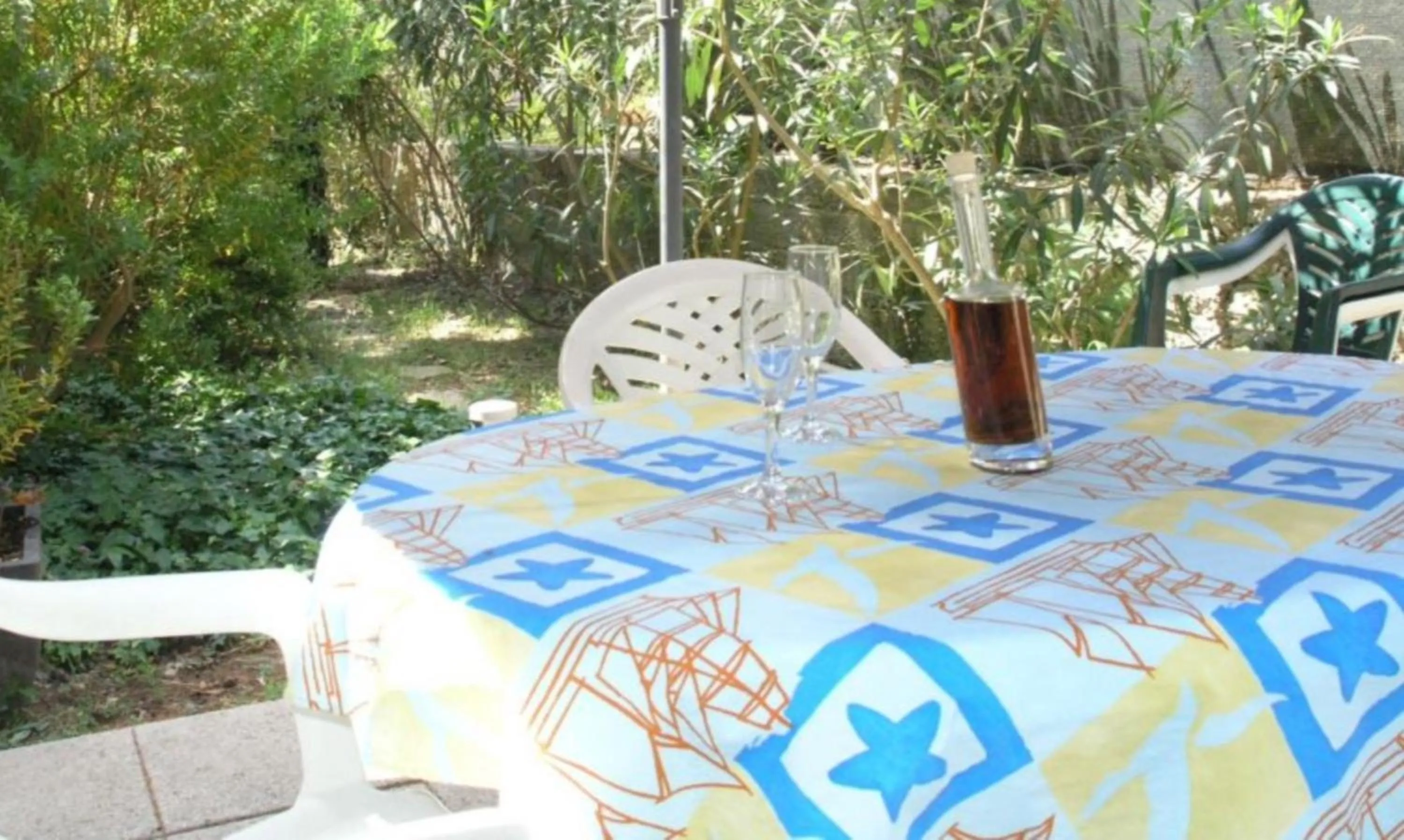 2-bdr apt with shared garden 3 min walk to beach