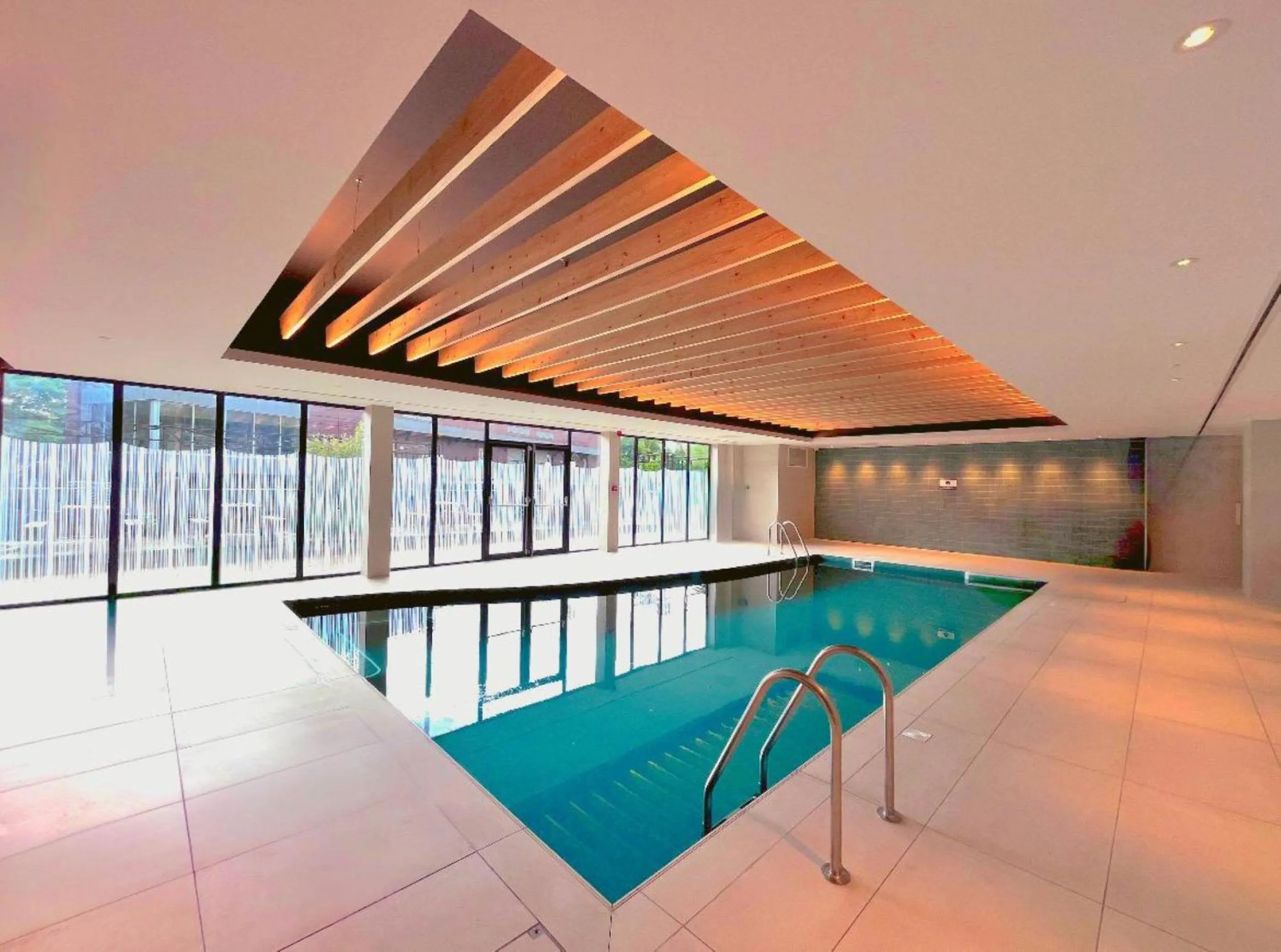 Swimming pool in Novotel York Centre
