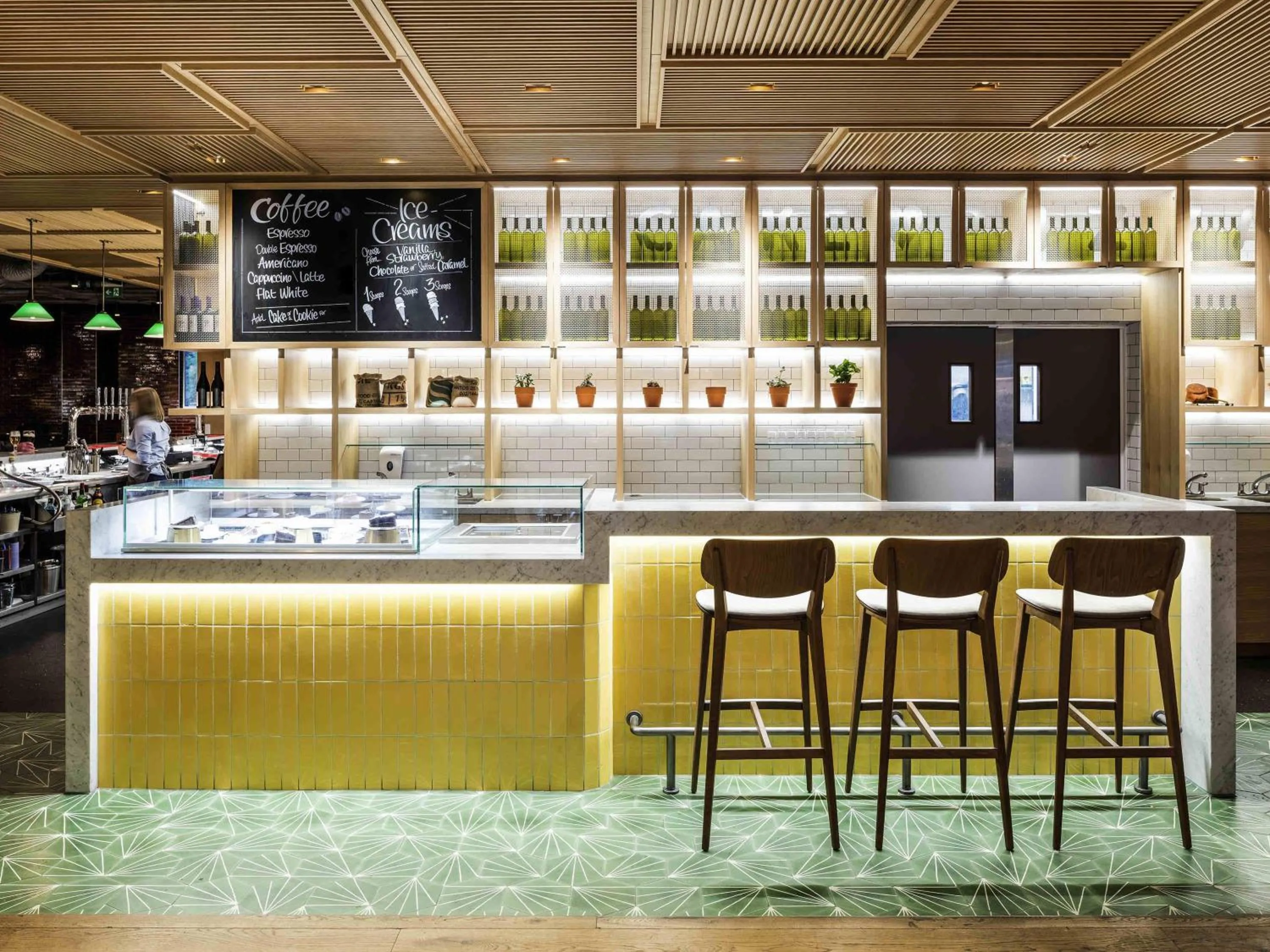 Lounge or bar in Novotel York Centre