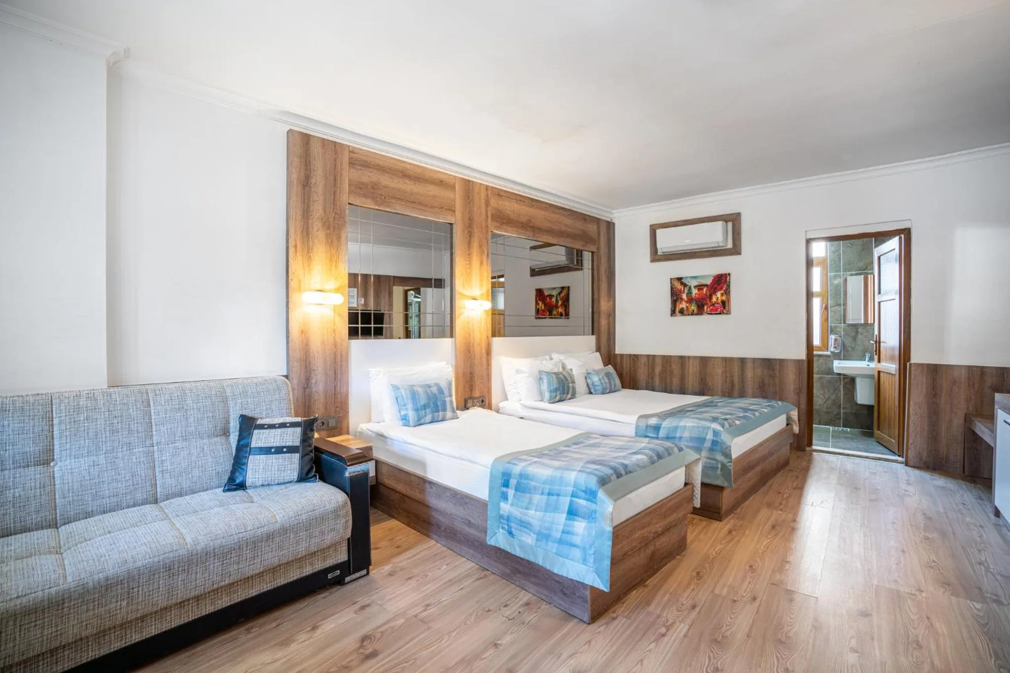 Photo of the whole room, Bed in Oscar Boutique Hotel