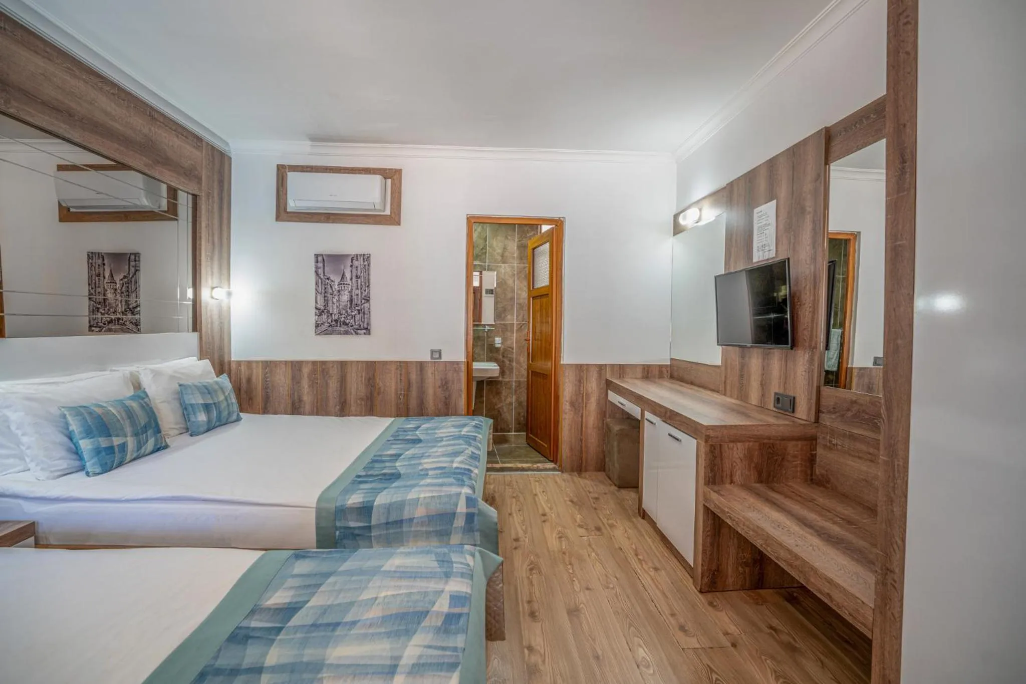 Photo of the whole room, Bed in Oscar Boutique Hotel